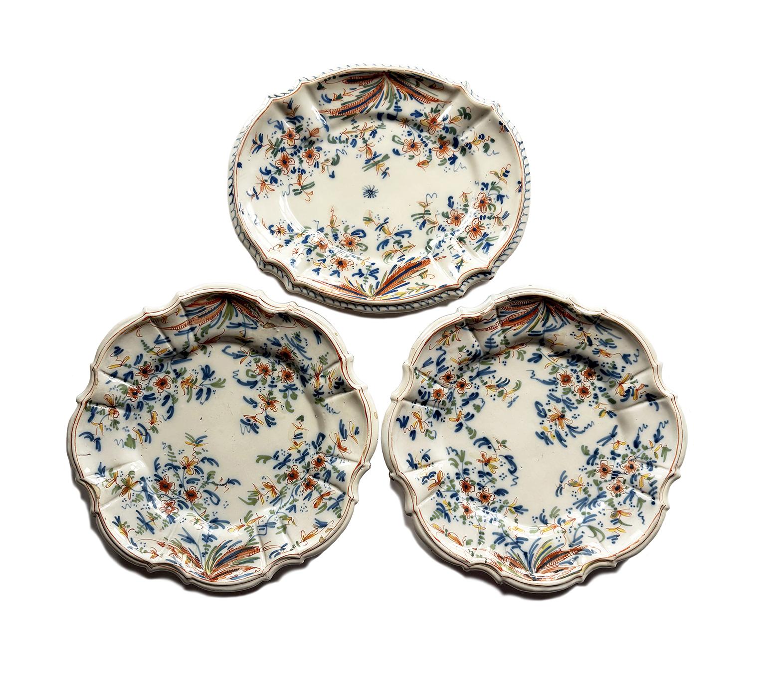 Paire de plats ronds et petit plateau ovale
Usine Antonio Maria Coppellotti
Lodi, vers 1745
Majolique polychrome grand feu 
Taille des plats : diamètre 9.44 in, hauteur 0.78 in (24 cm, 2 cm)
Poids : 0,66 lb chacun (300 g)
Dimensions du plateau : 24
