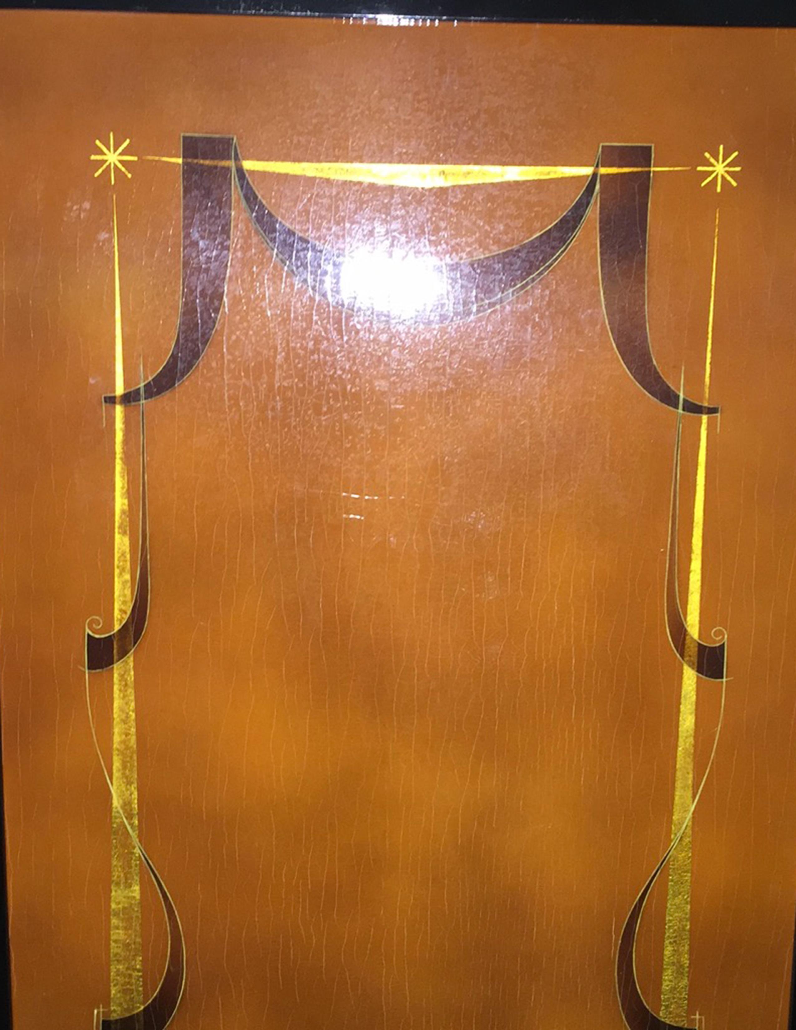Ebonisiertes Holz, roter Lack und aufgetragene Blattgolddekoration mit Messingschlüsseln und -säbeln. Der dreiteilige Schrank steht auf konisch zulaufenden runden Beinen. Die Türen sind mit neoklassizistischen Motiven in Blattgoldfarbe versehen. Das