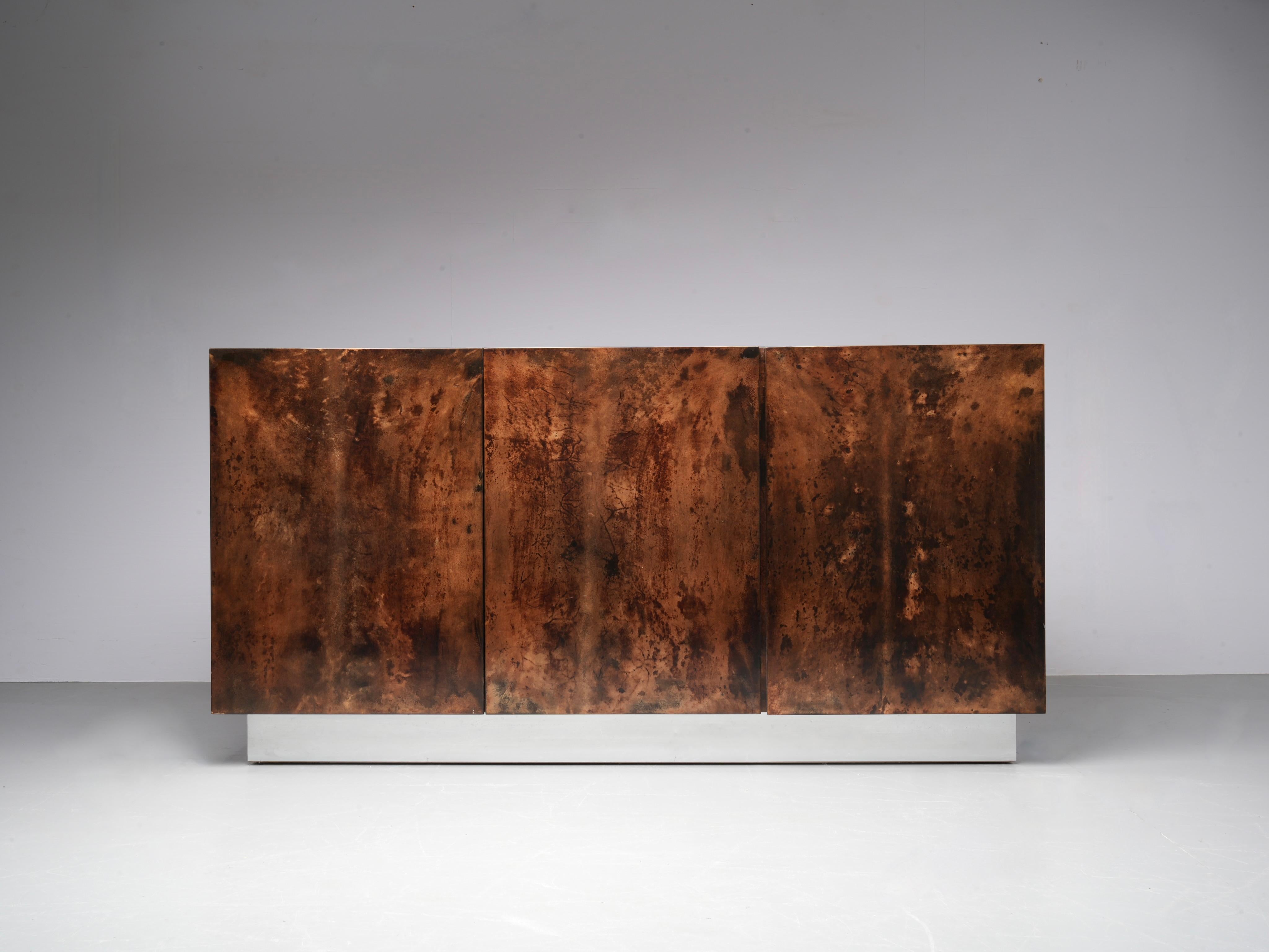 Dreitüriges Sideboard von Aldo Tura aus Ziegenleder, Italien, 1970er Jahre

Dieses Sideboard von Aldo Tura zeigt seine charakteristische Verwendung von MATERIALEN, indem es hochglanzlackiertes Ziegenleder mit einem eleganten Metallsockel kombiniert.