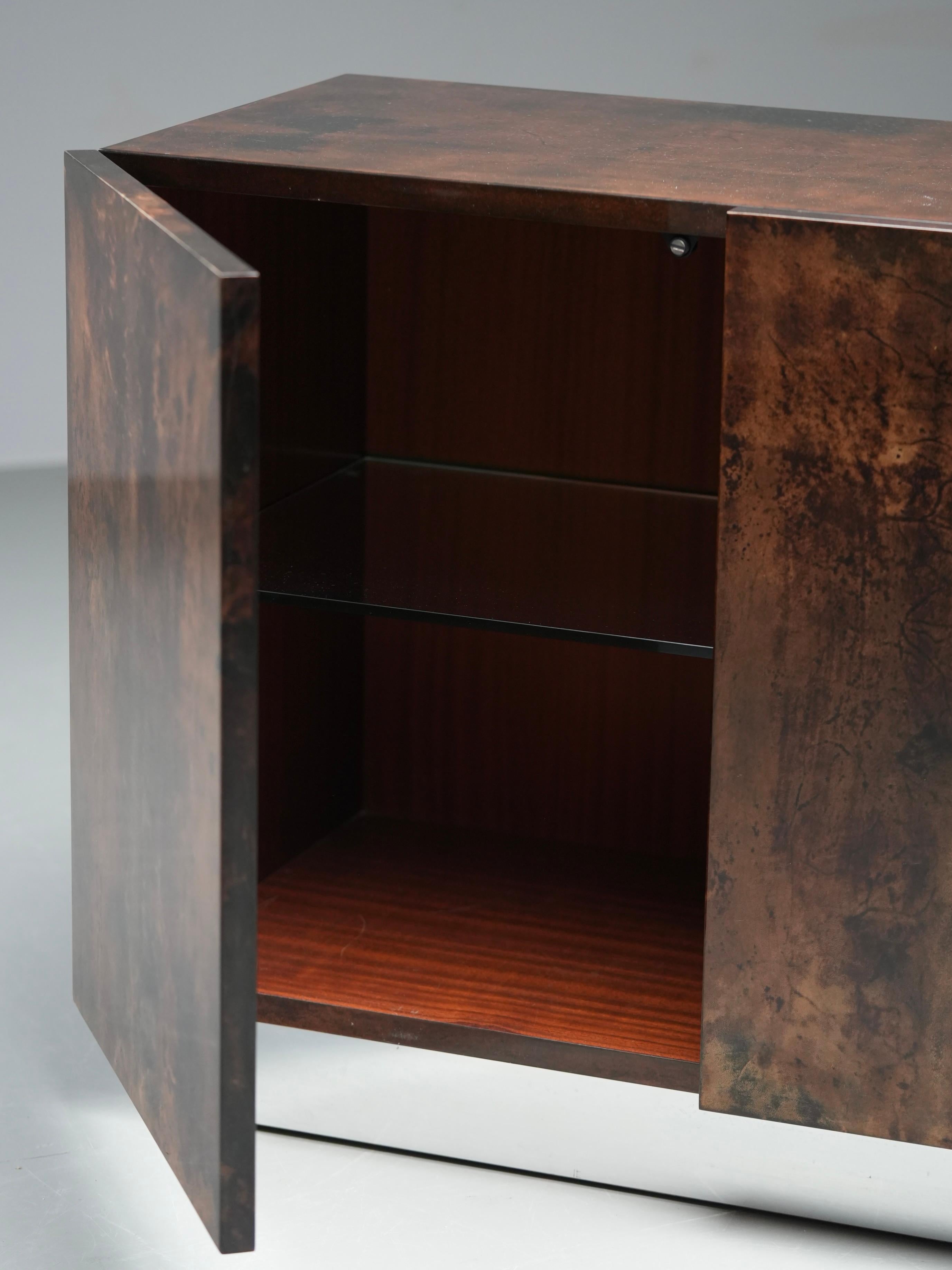 Dreitüriges Sideboard von Aldo Tura aus Ziegenleder, Italien, 1970er Jahre im Zustand „Gut“ im Angebot in Uithoorn, NL