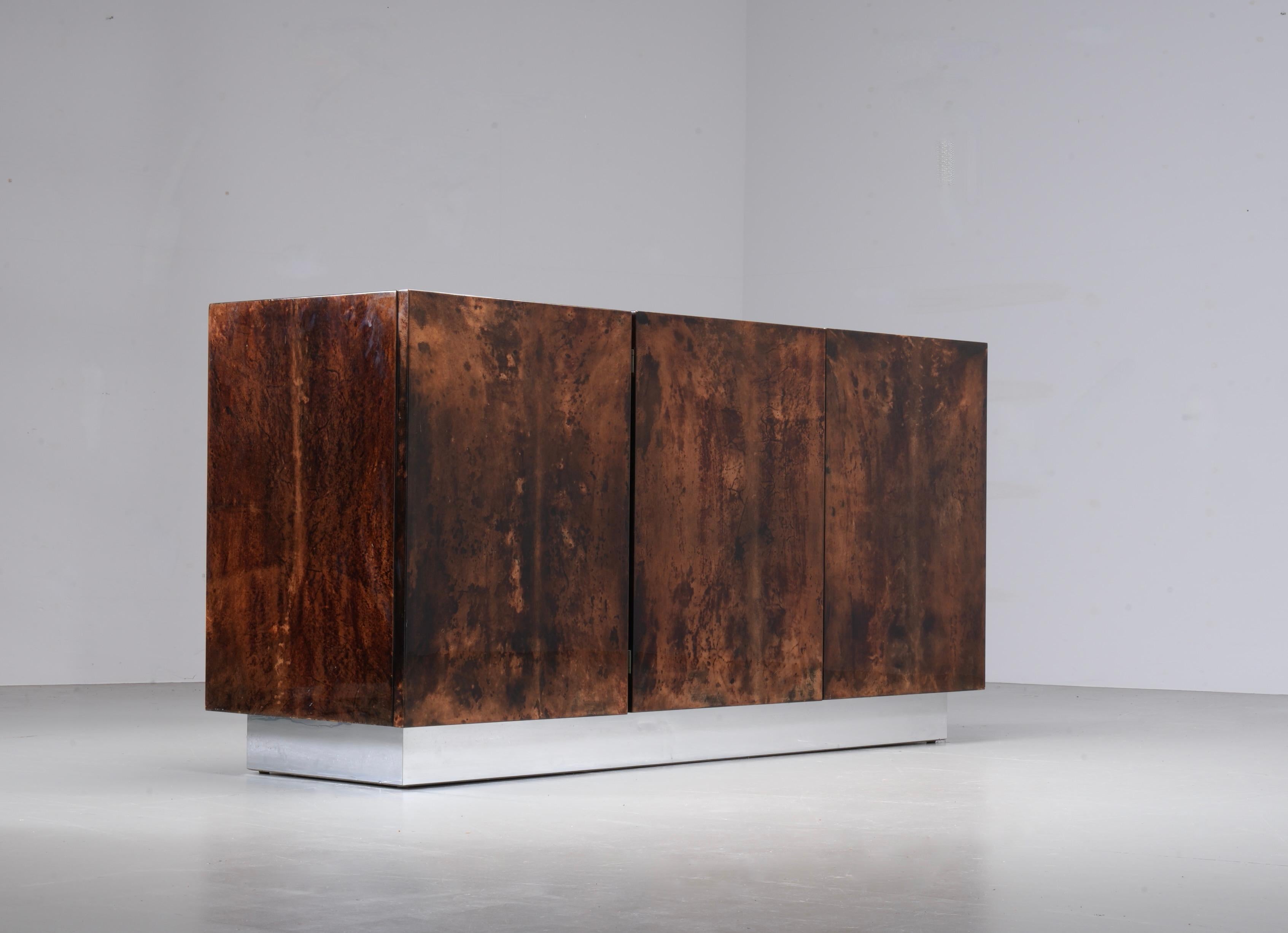 Dreitüriges Sideboard von Aldo Tura aus Ziegenleder, Italien, 1970er Jahre (Metall) im Angebot