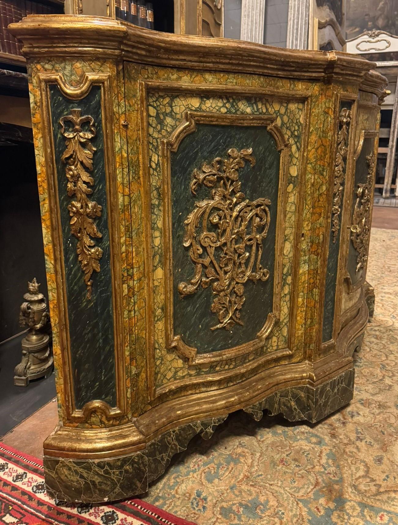 Antique three-door sideboard, lacquered wooden sideboard with a fake marble effect, embellished with silver decorations, baroque motifs of great value, very roomy and containing, perfect if combined with a modern and minimal interior.
Original from