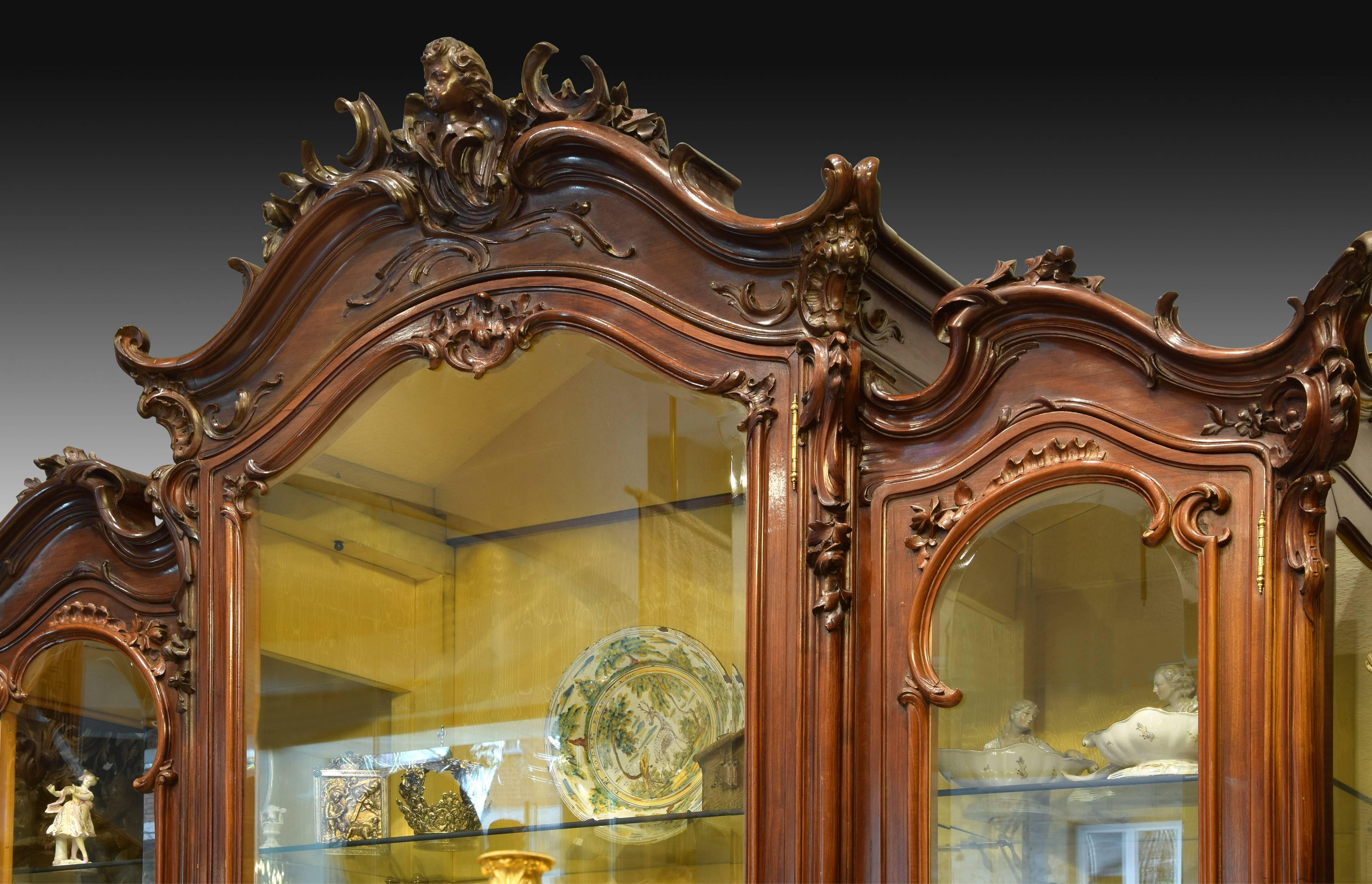Three Doors Louis XV Style Glass Cabinet, Mahogany, 19th Century In Good Condition For Sale In Madrid, ES