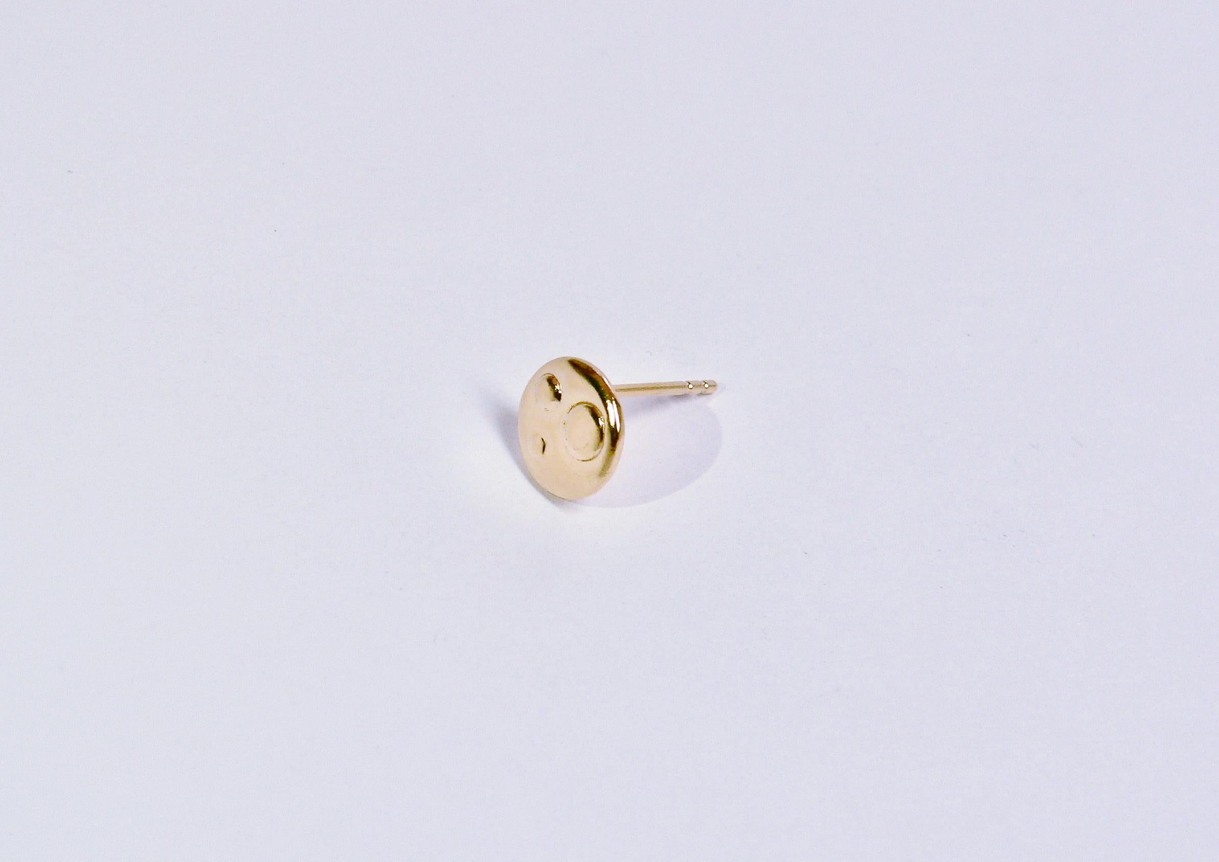 Three dots on the round field is dancing on your ear.

There are three colors of this item, Pink gold, Yellow gold and Black rhodium color. 

This single earring is made of Sterling Silver with 18 Karat yellow gold plated as one of the Geometry