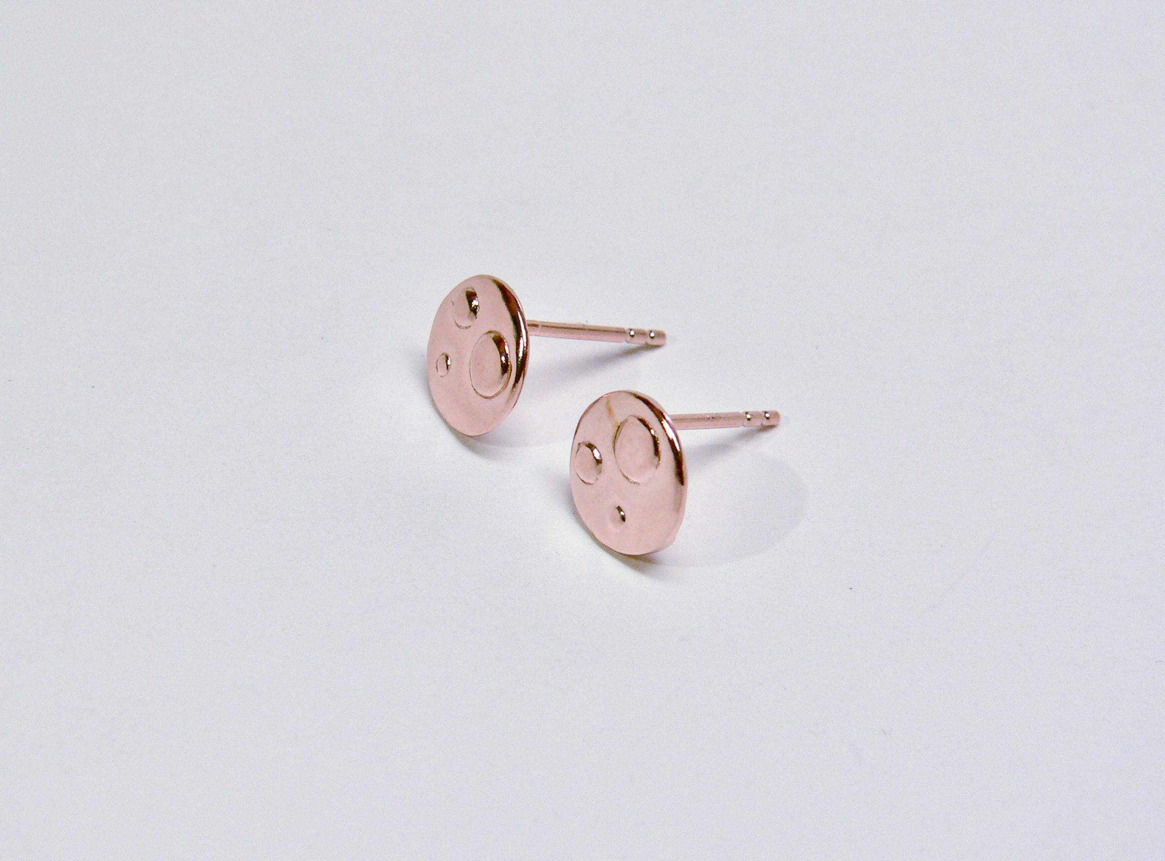 Three dots on the round field is dancing on your ear.

There are three colors of this item, Pink gold, Yellow gold and Black rhodium color. 

This earring is made of Sterling Silver with 18 Karat pink gold plated as one of the Geometry Collection.