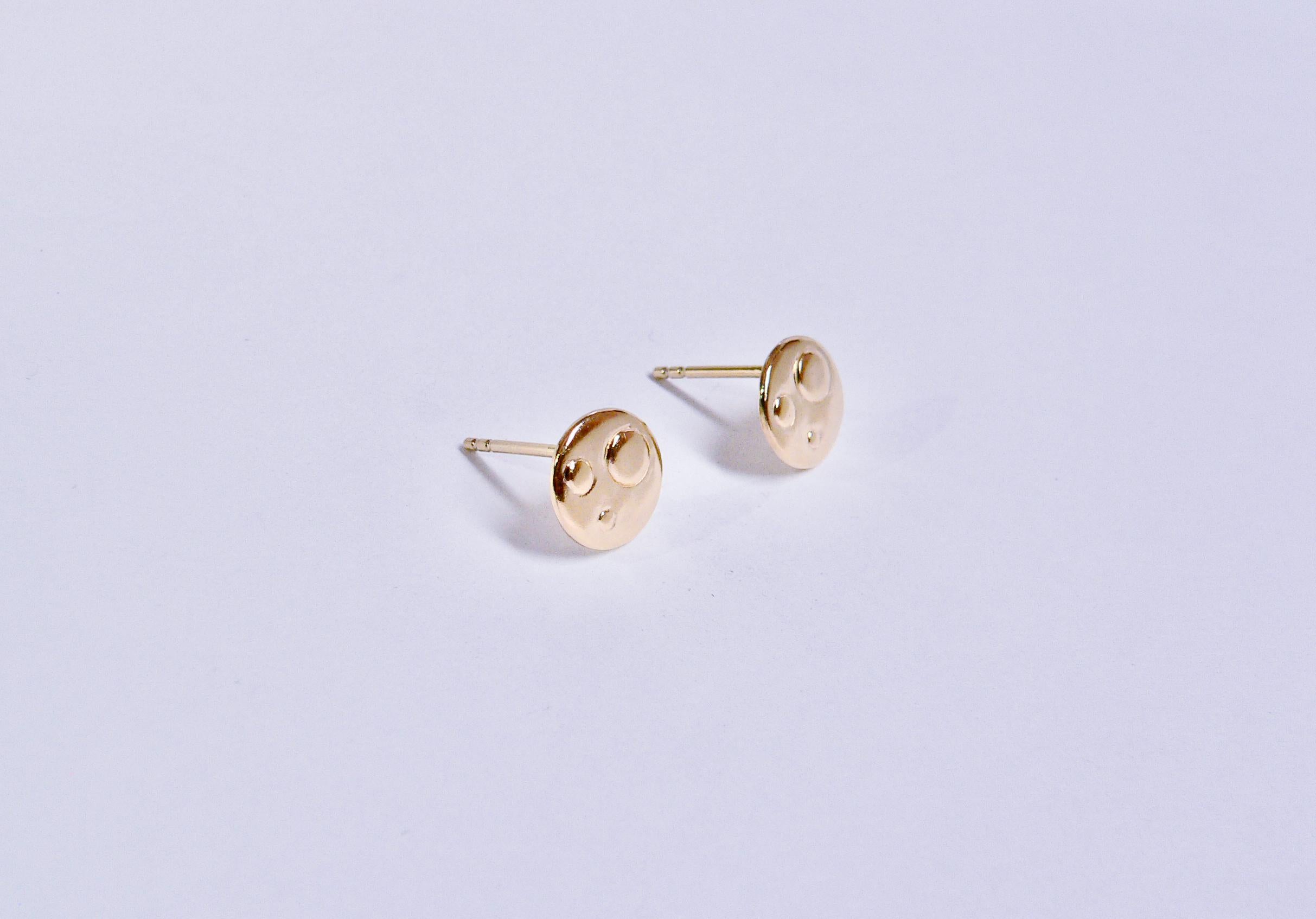 Three dots on the round field is dancing on your ear.

There are three colors of this item, Pink gold, Yellow gold and Black rhodium color. 

This earring is made of Sterling Silver with 18 Karat yellow gold plated as one of the Geometry Collection.