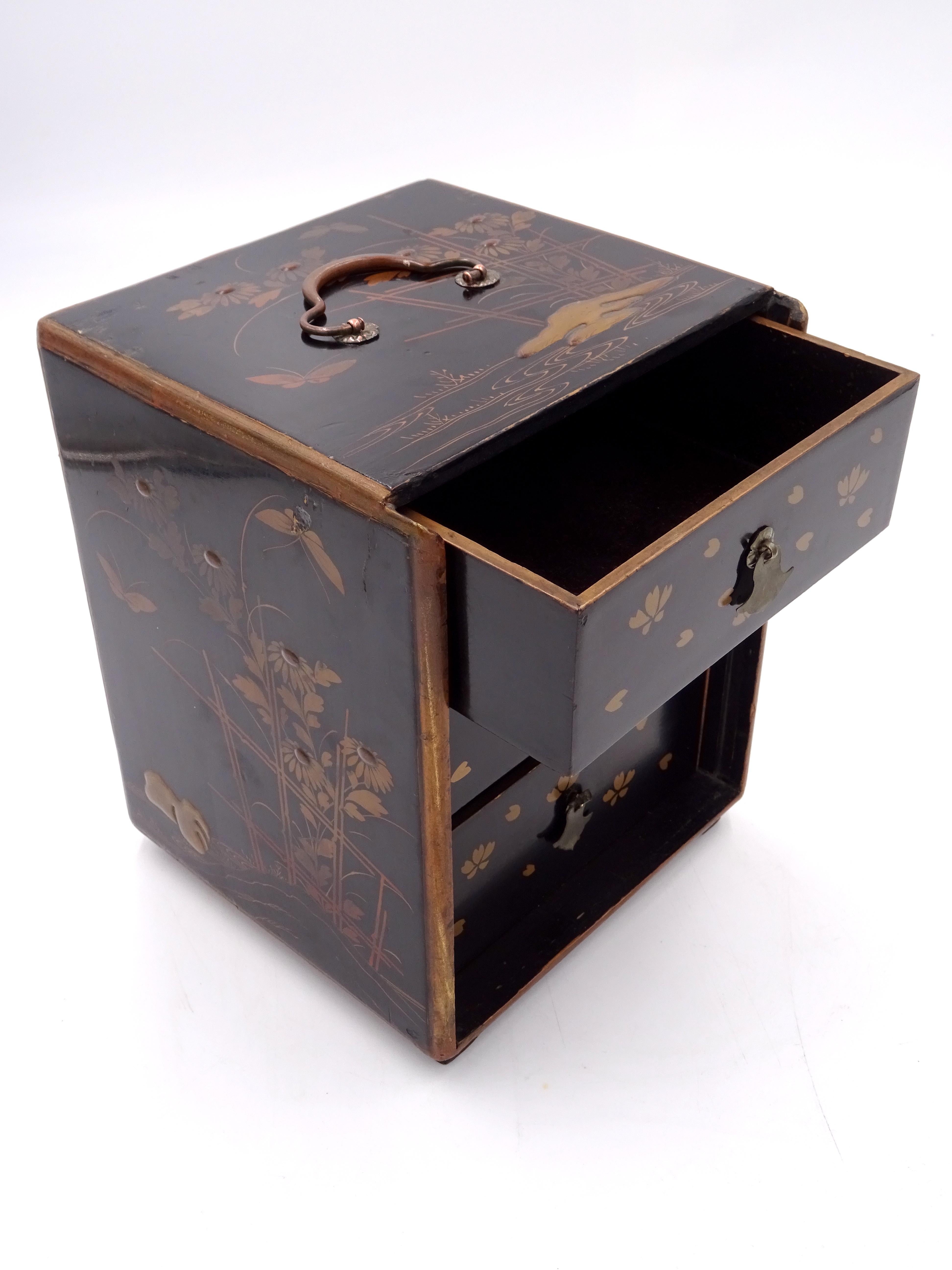Scatola a tre cassetti di ambito cinese, fine XIX secolo con decorazione floreale in vendita 4
