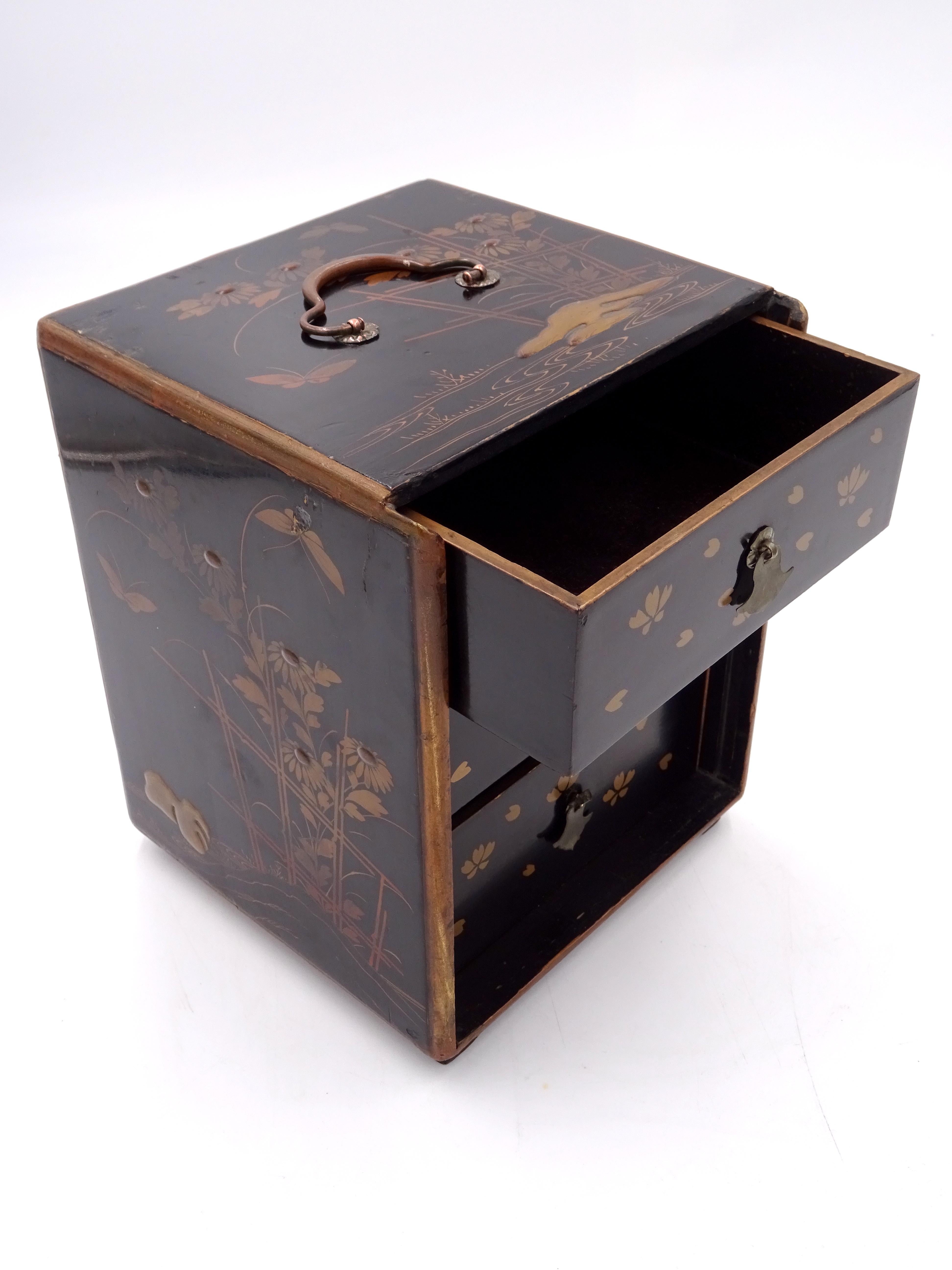 Three-drawer box of Chinese scope, late 19th century with floral decoration For Sale 4