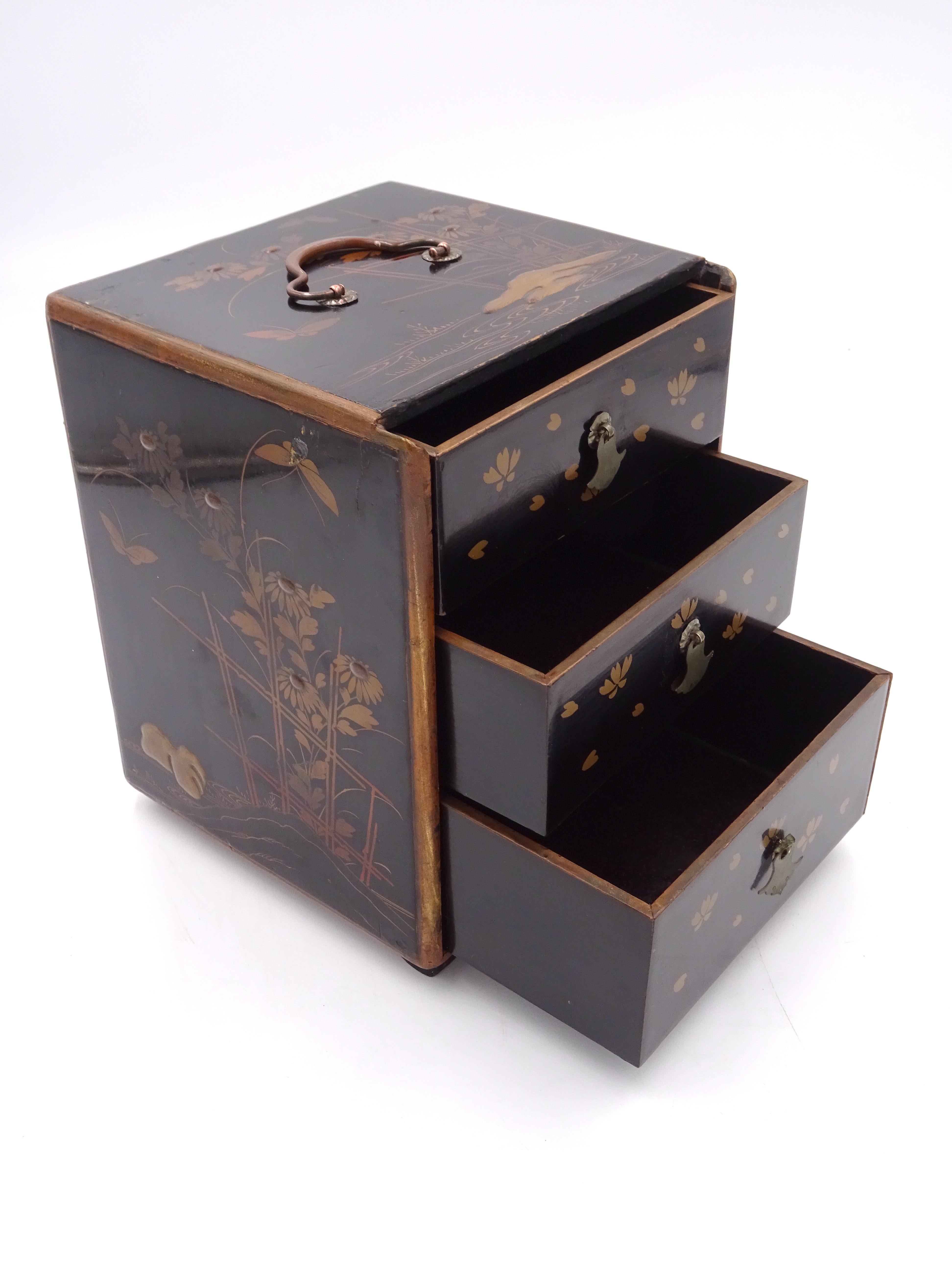 Three-drawer box of Chinese scope, late 19th century with floral decoration For Sale 5