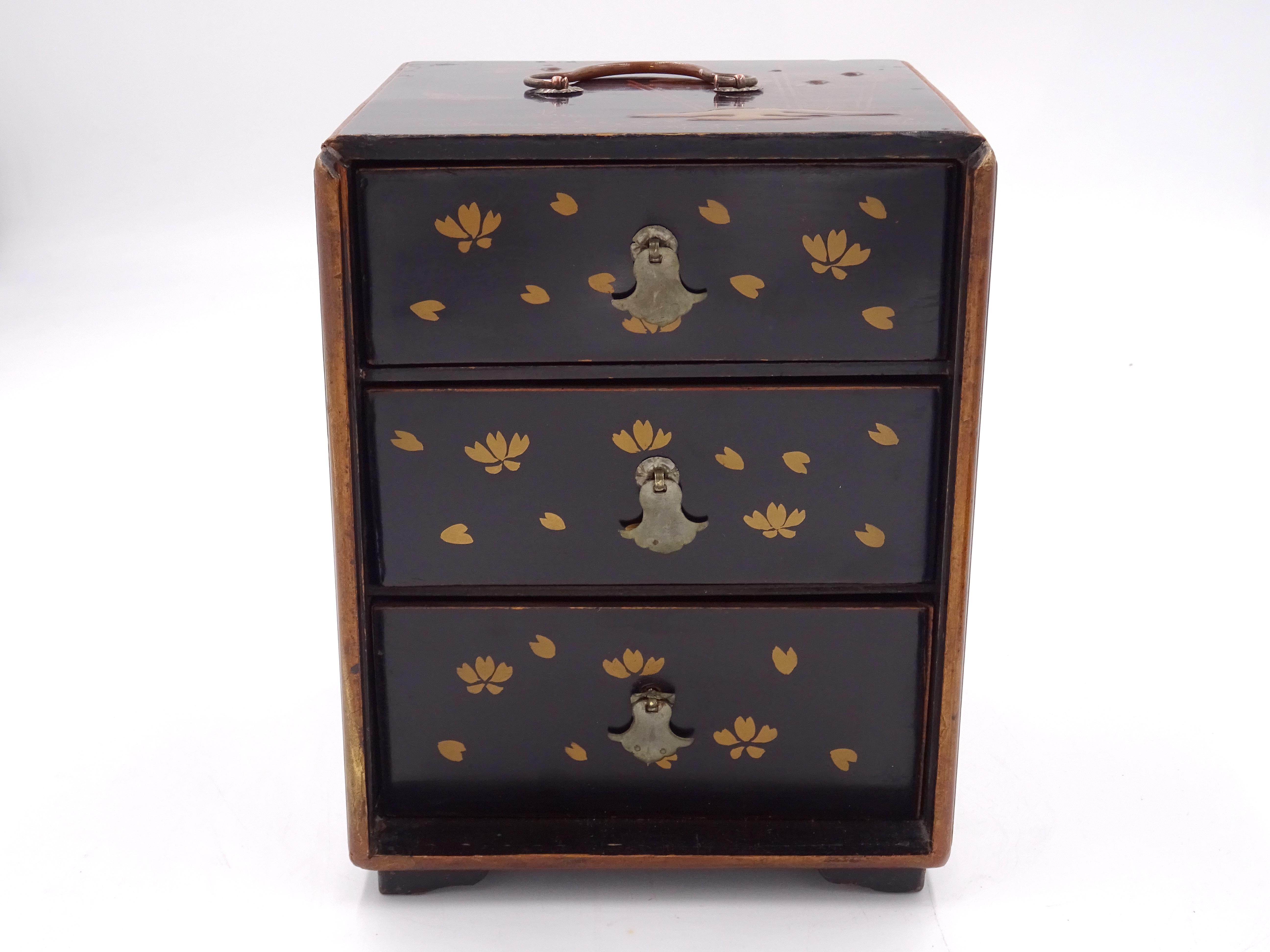 Three-drawer box of Chinese scope, late 19th century with floral decoration For Sale 6