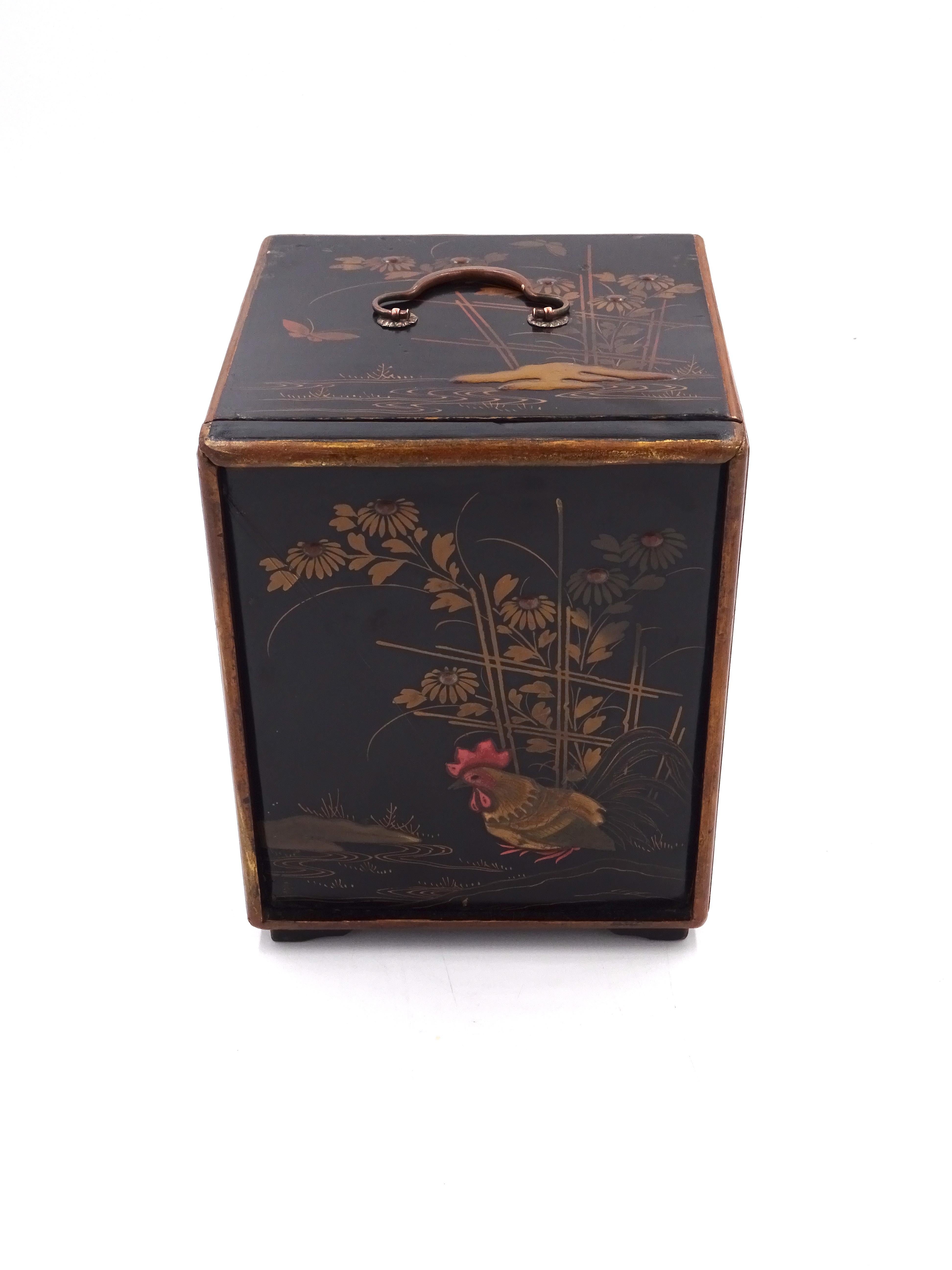 hree-drawer box with closing panel of Chinese ambit, datable to the late 1800s.

The box is made of lacquered wood, on all sides there are plant and floral decorations, having as subject a pond with flowers among which it is also possible to