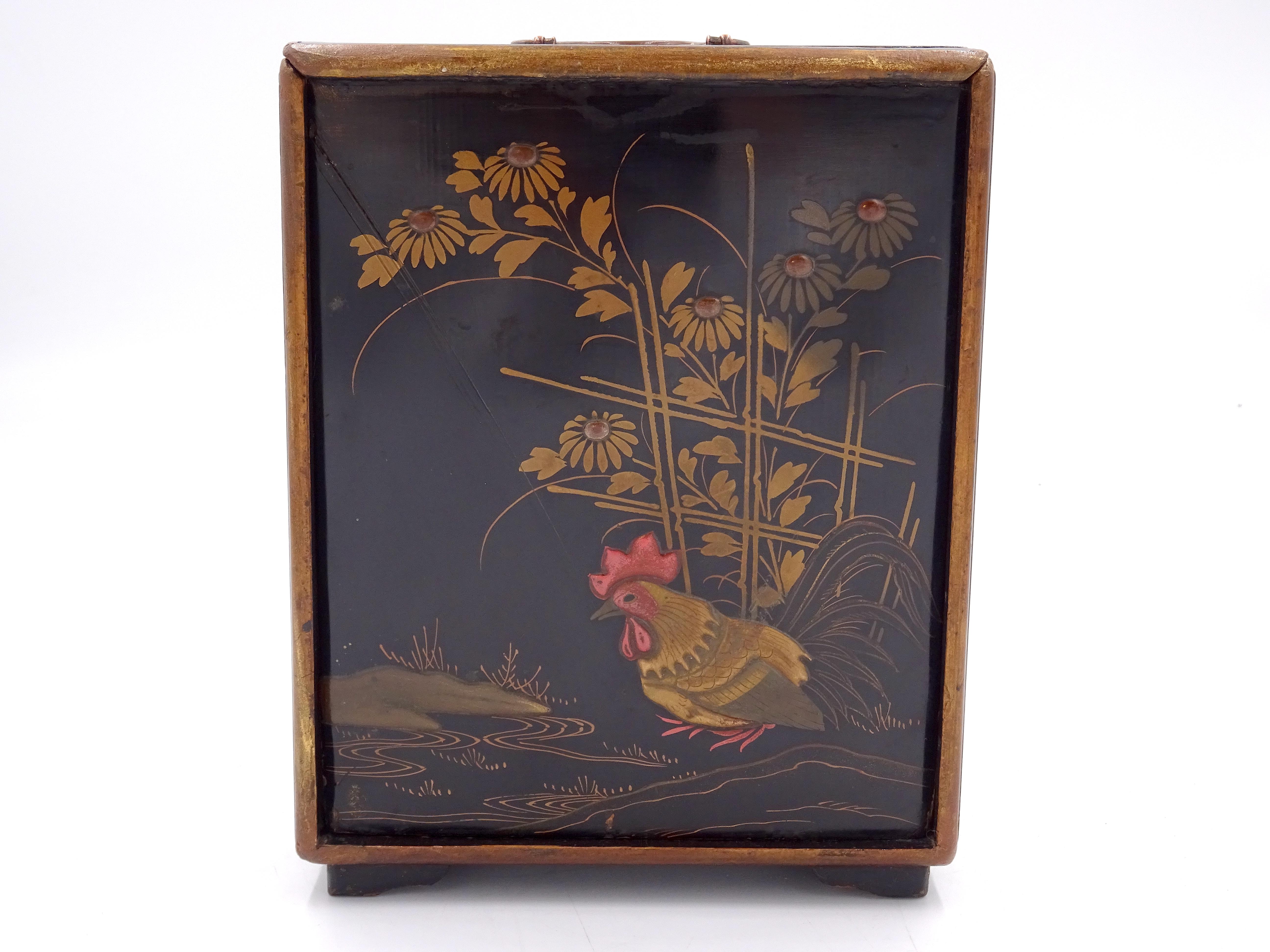 Three-drawer box of Chinese scope, late 19th century with floral decoration In Good Condition For Sale In Vicenza, VI