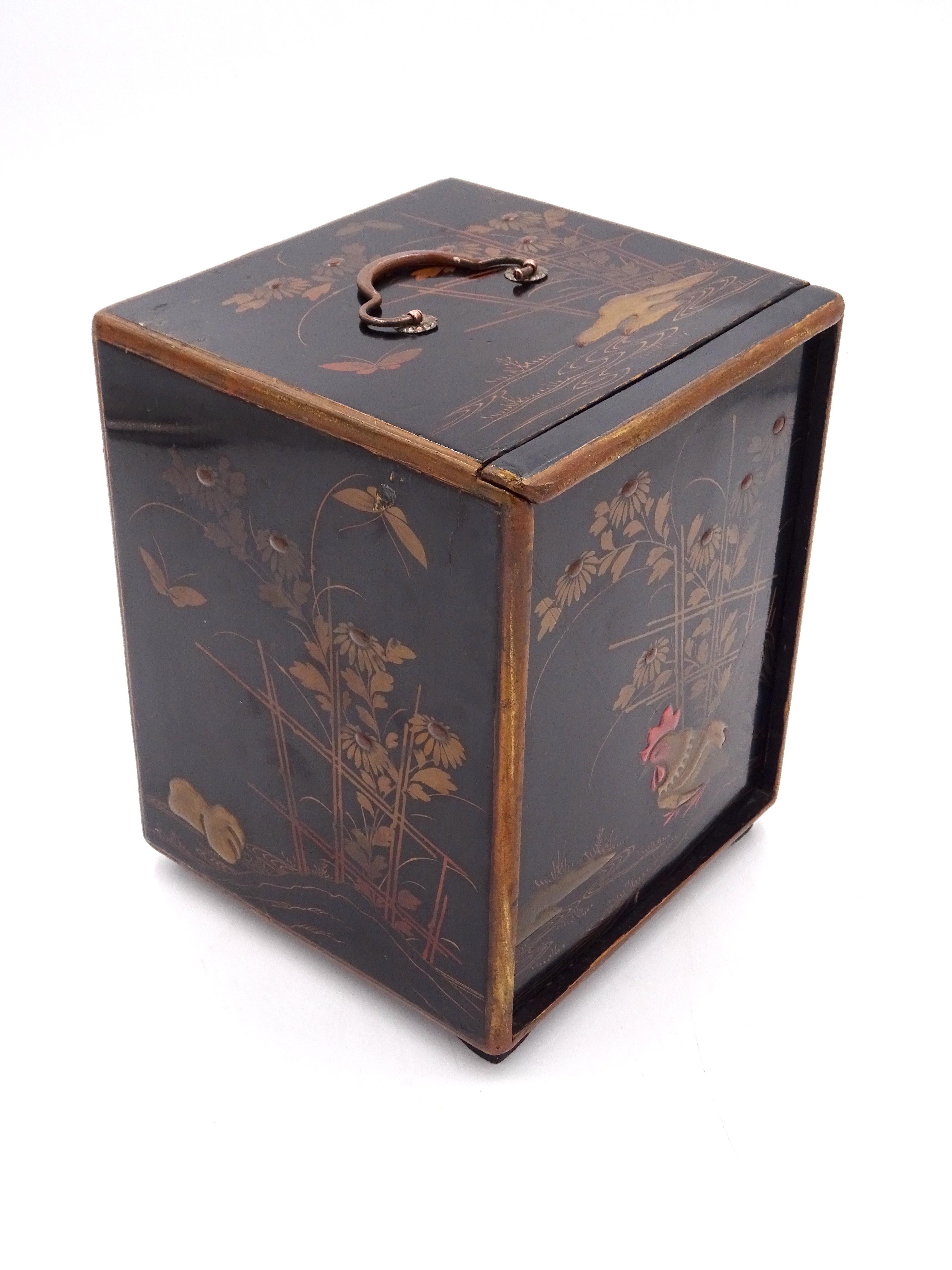 19th Century Three-drawer box of Chinese scope, late 19th century with floral decoration For Sale