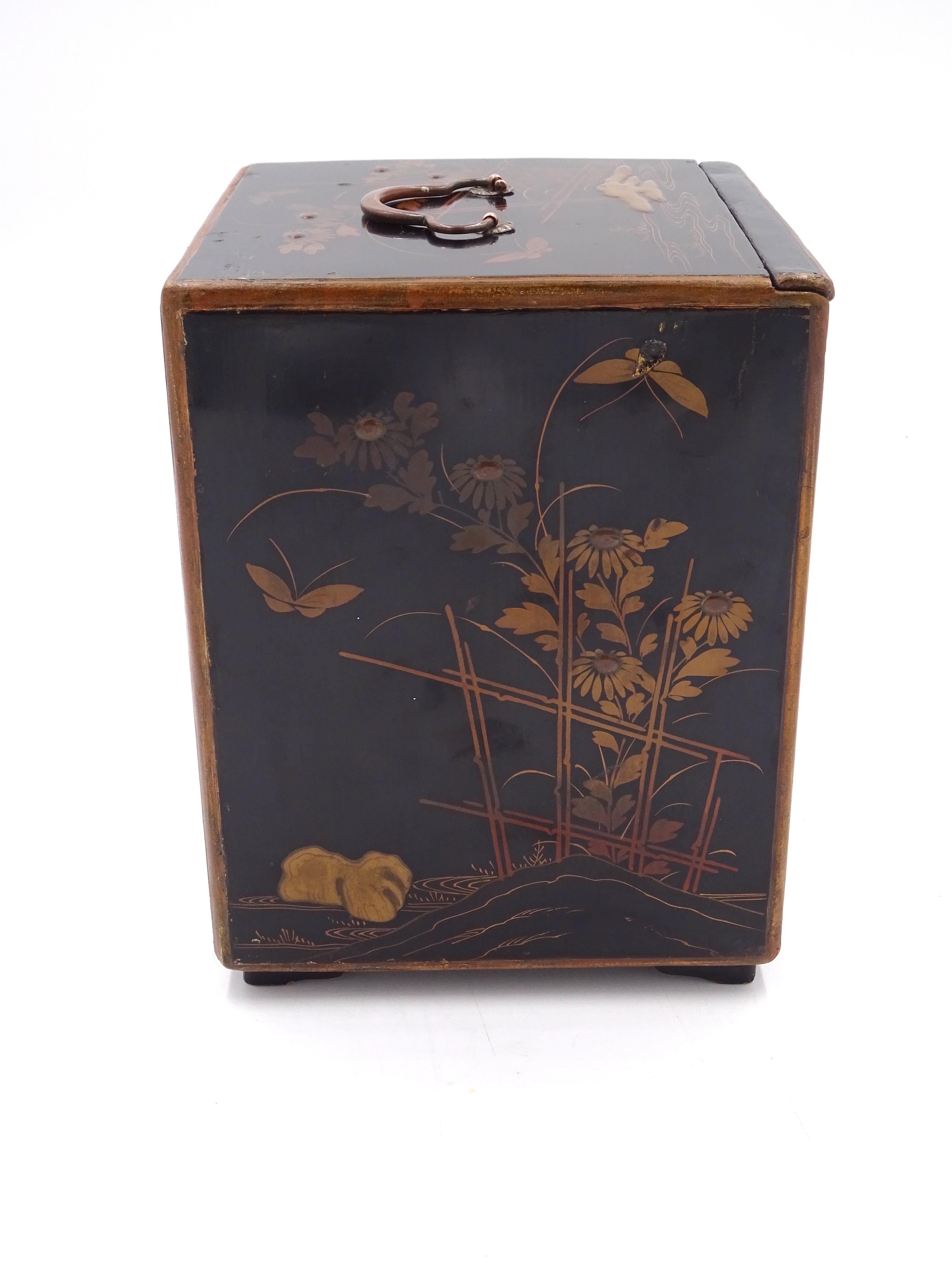 Dreistöckige chinesische Schachtel mit Blumendekor aus dem späten 19. Jahrhundert (Holz) im Angebot