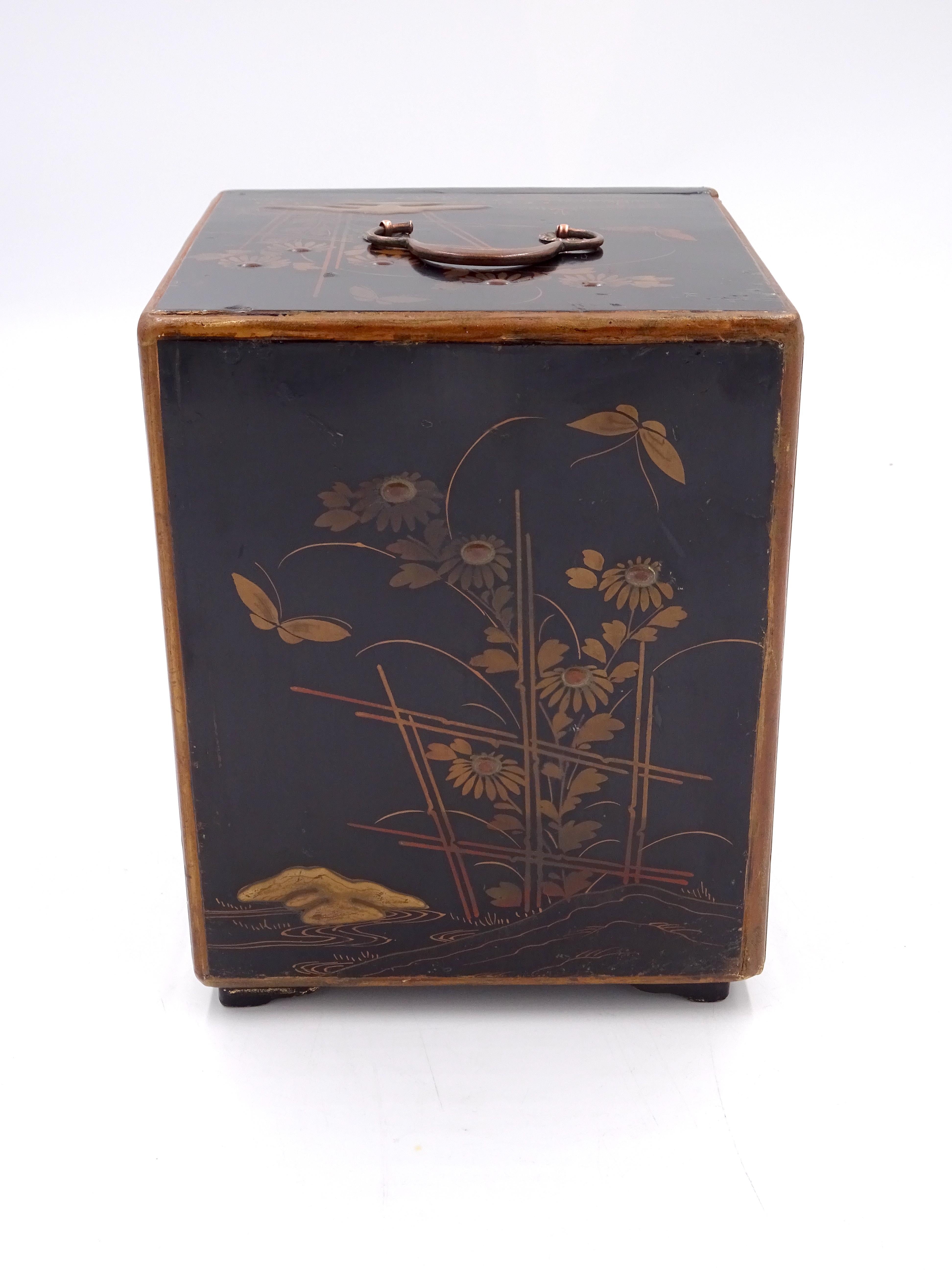 Dreistöckige chinesische Schachtel mit Blumendekor aus dem späten 19. Jahrhundert im Angebot 1
