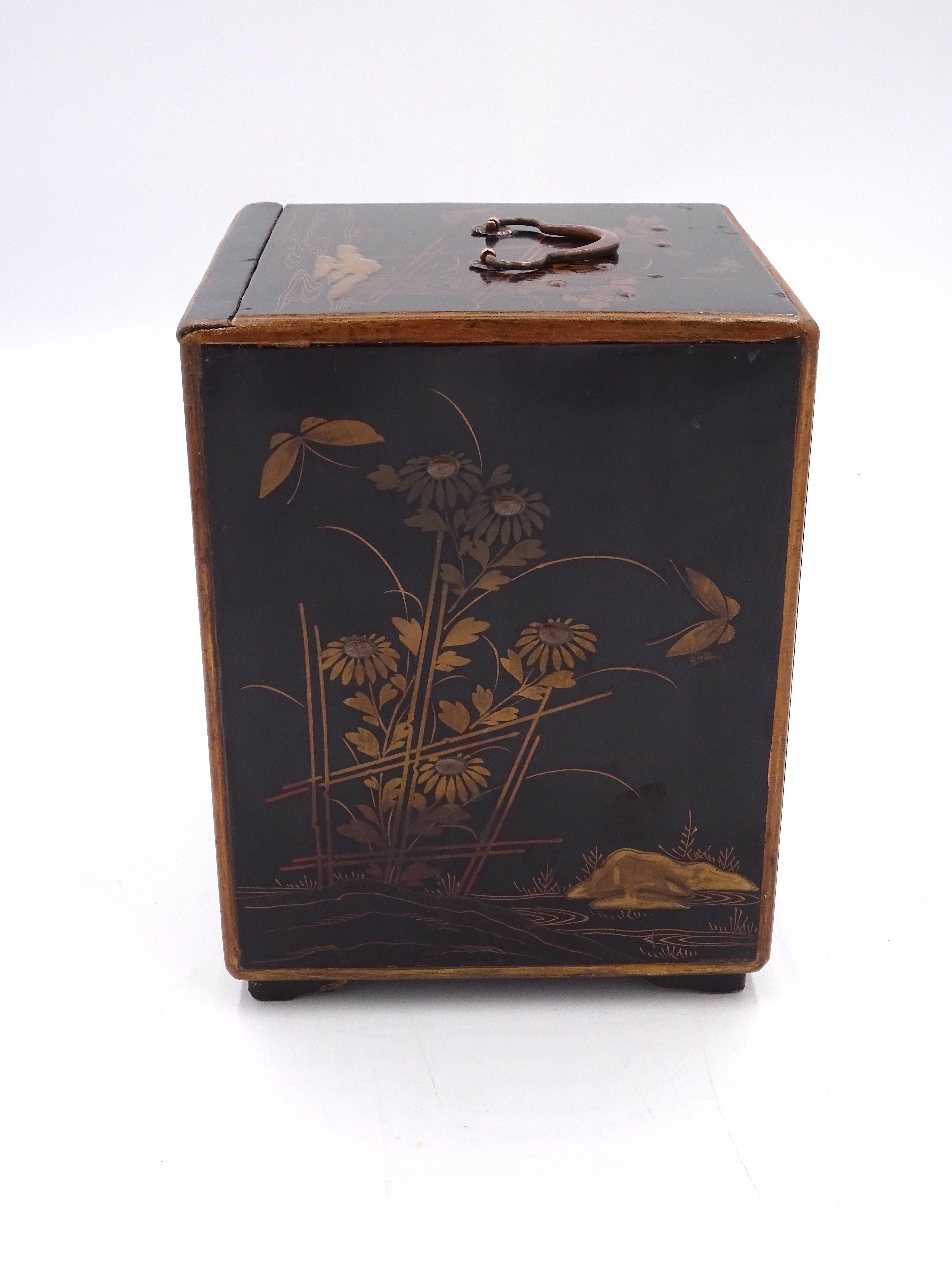 Three-drawer box of Chinese scope, late 19th century with floral decoration For Sale 2