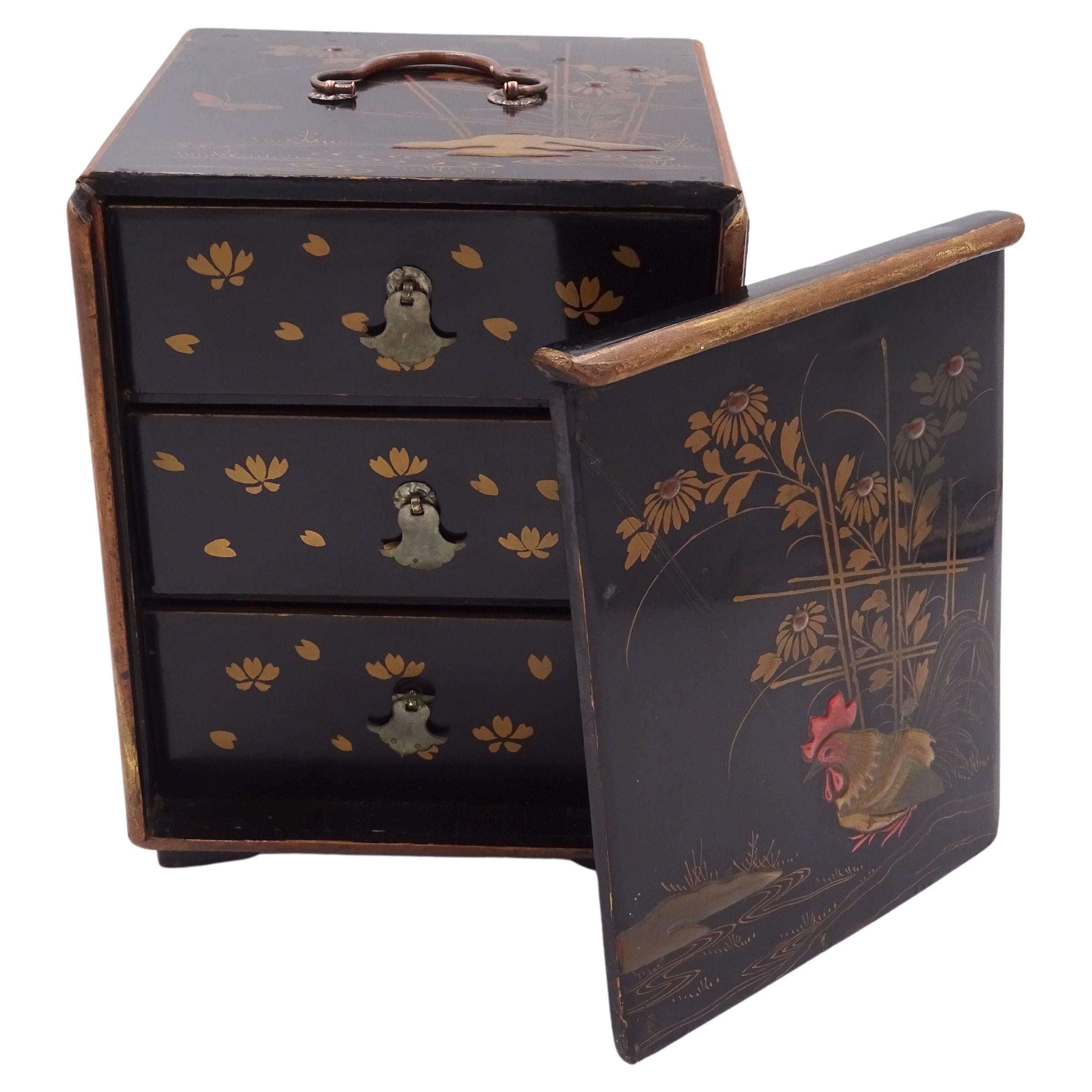Boîte à trois tiroirs de style chinois, fin du XIXe siècle, avec décoration florale