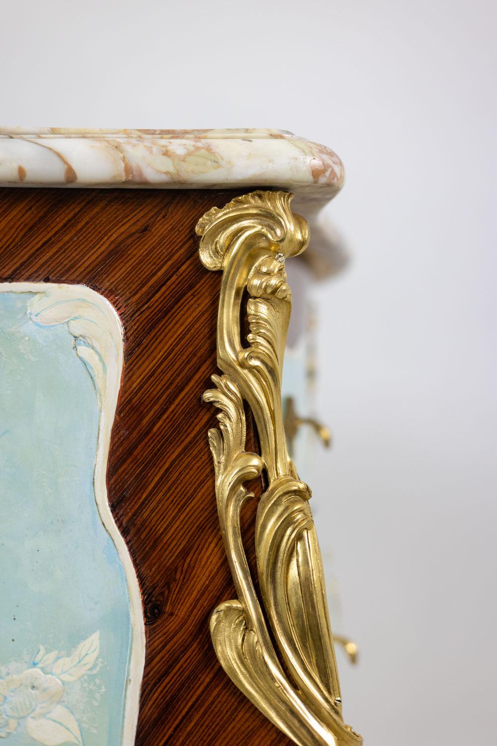 Three-drawer chest in veneered wood with marble top. Circa 1900. 4