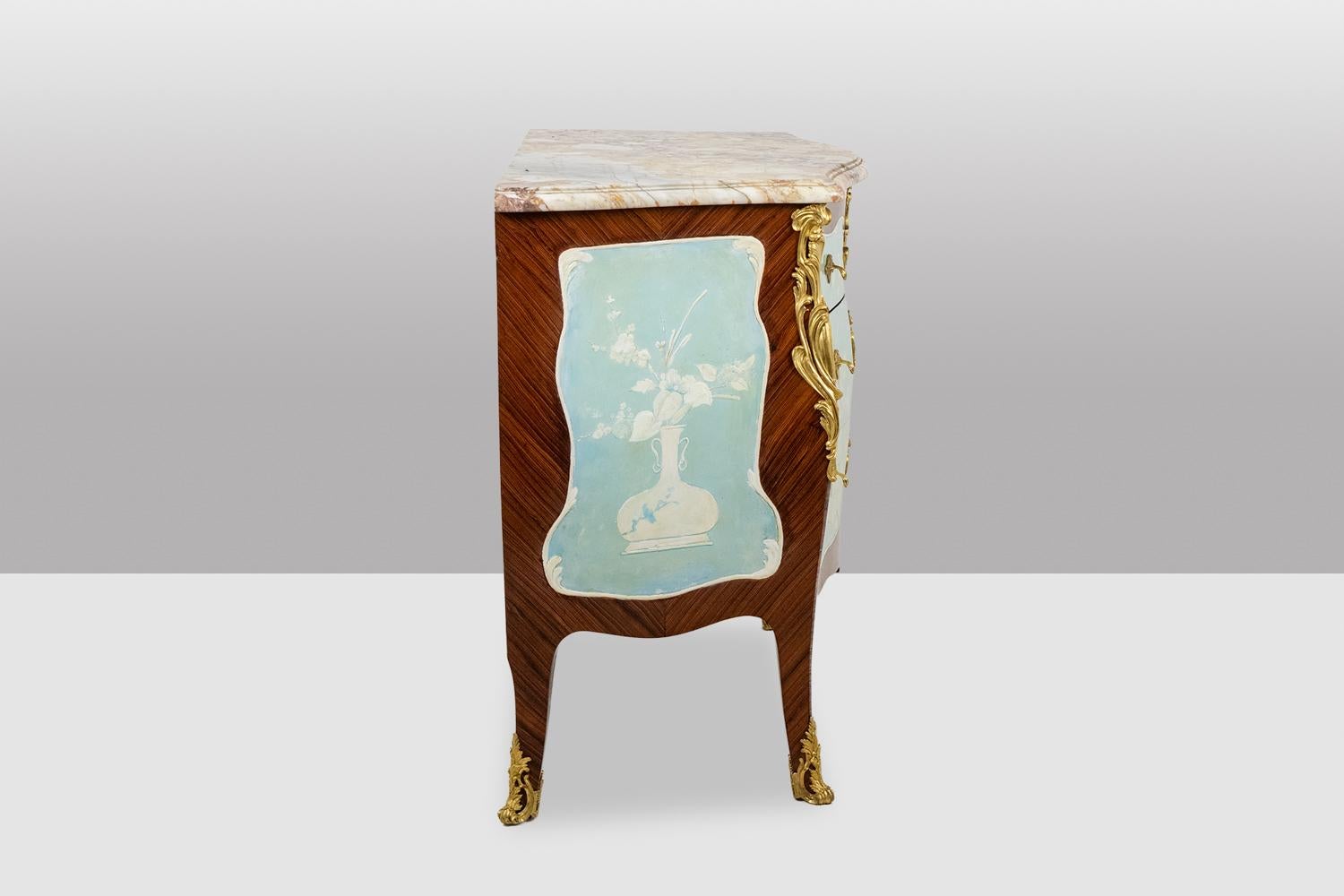Three-drawer chest in veneered wood with marble top. Circa 1900. Barnizado