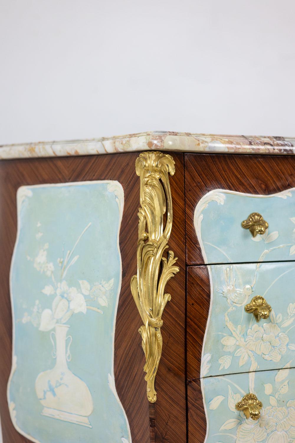 Three-drawer chest in veneered wood with marble top. Circa 1900. siglo XX