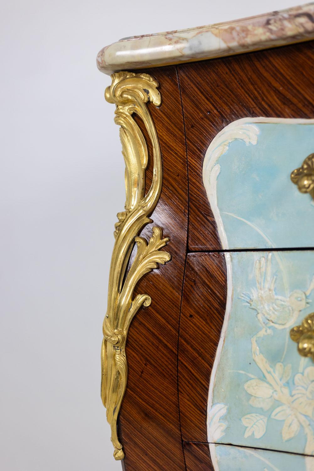 Three-drawer chest in veneered wood with marble top. Circa 1900. Mármol