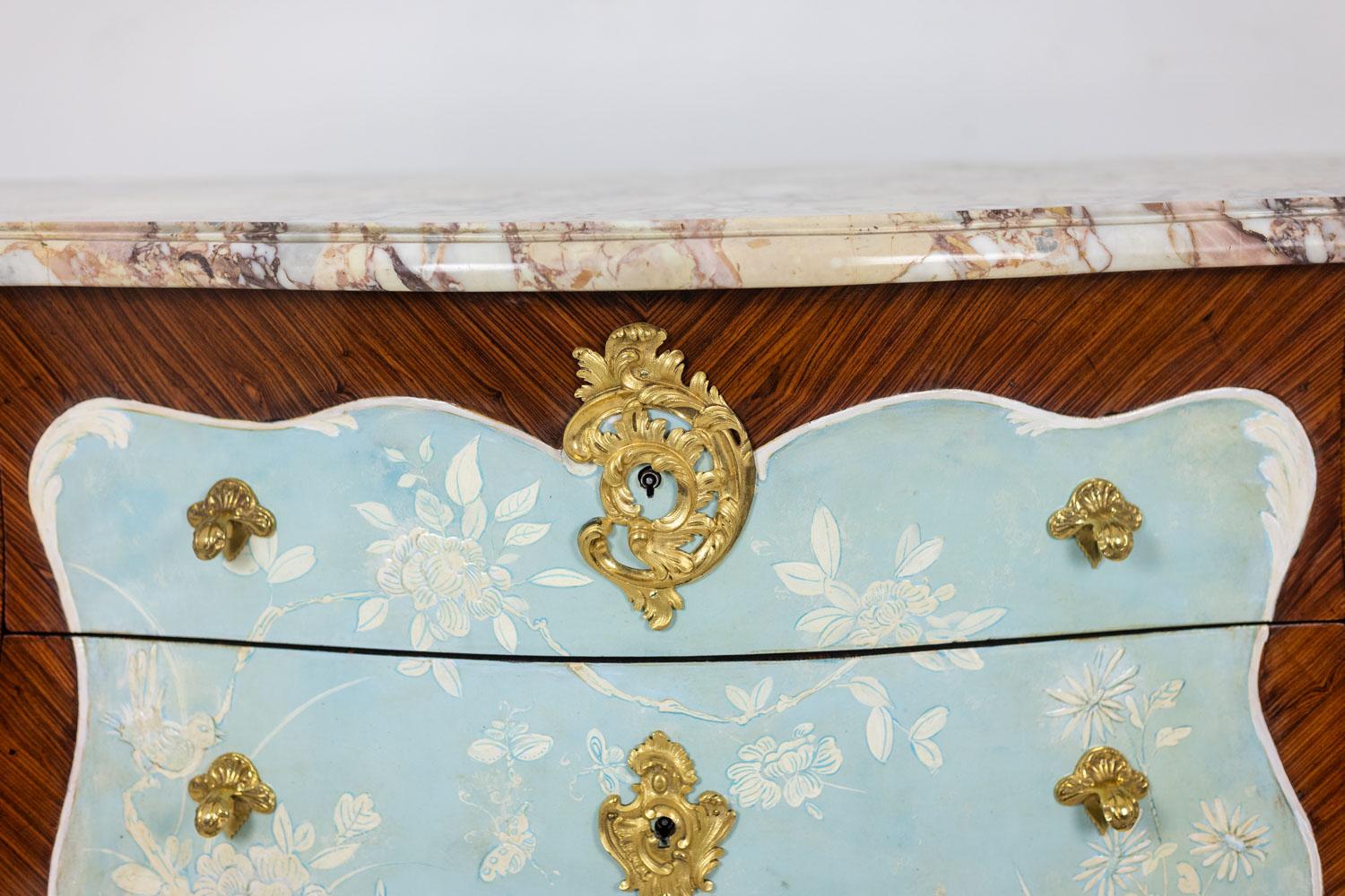 Three-drawer chest in veneered wood with marble top. Circa 1900. 2