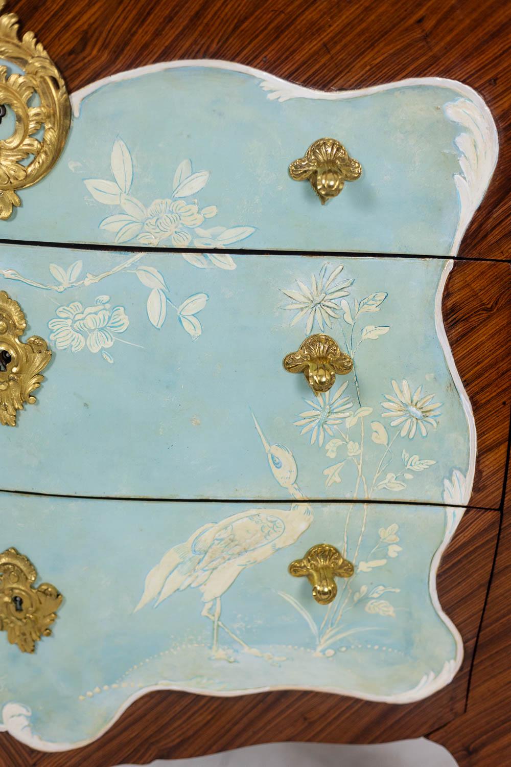Three-drawer chest in veneered wood with marble top. Circa 1900. 3