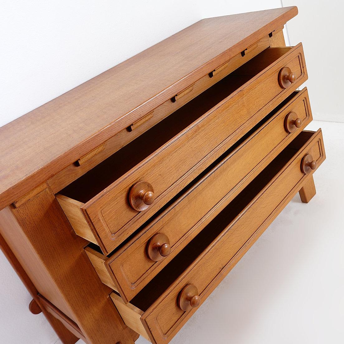 Cassettiera a tre cassetti in stile Guillerme e Chambron - anni '60
Vintage - Arredamento - Mid-Century
Misure: 120x46cm H. 82cm 
Usura coerente con l'età e l'uso - Perdite minori: See Photos