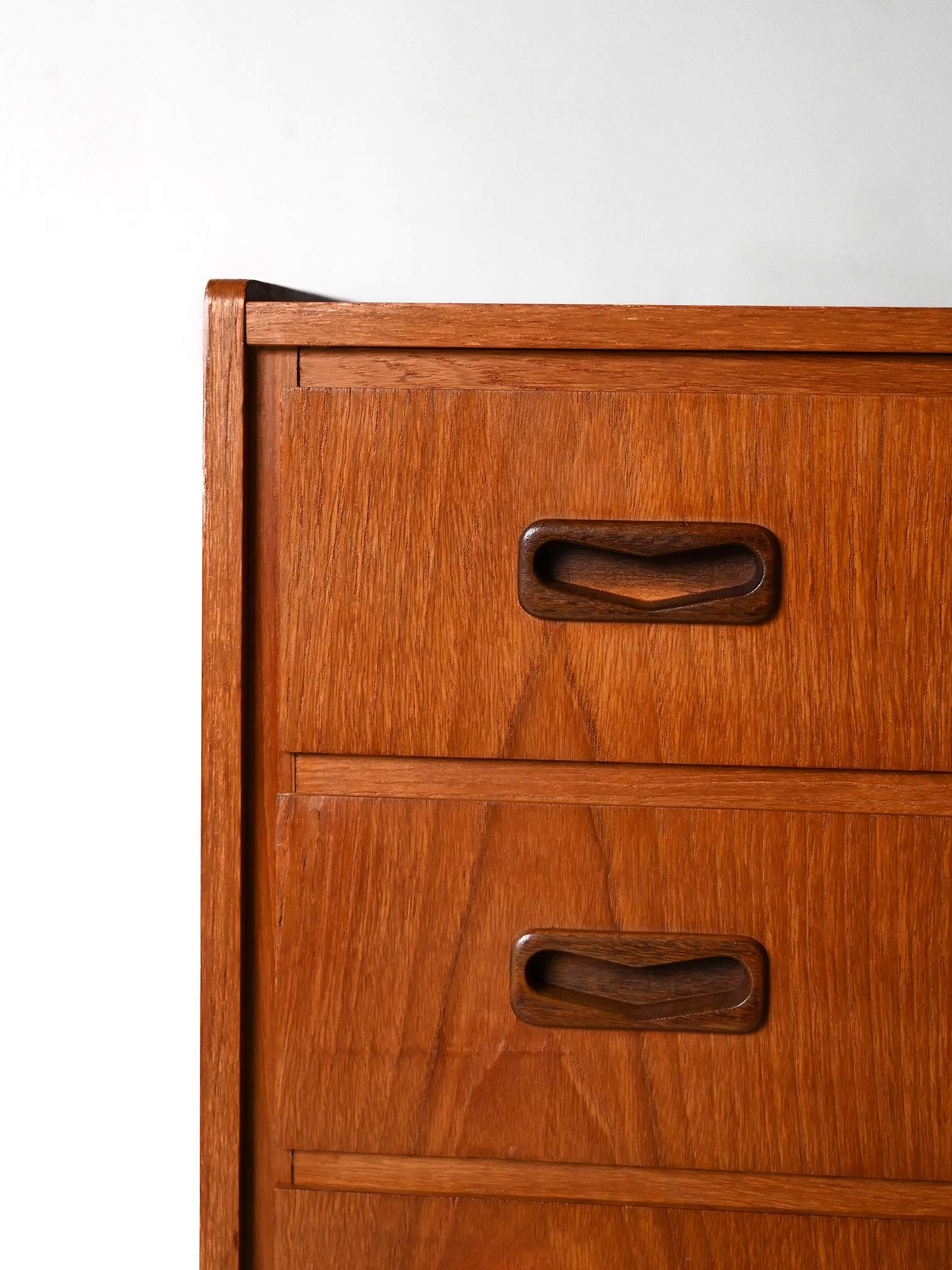 Three-drawer chest of drawers with wooden handles For Sale 1