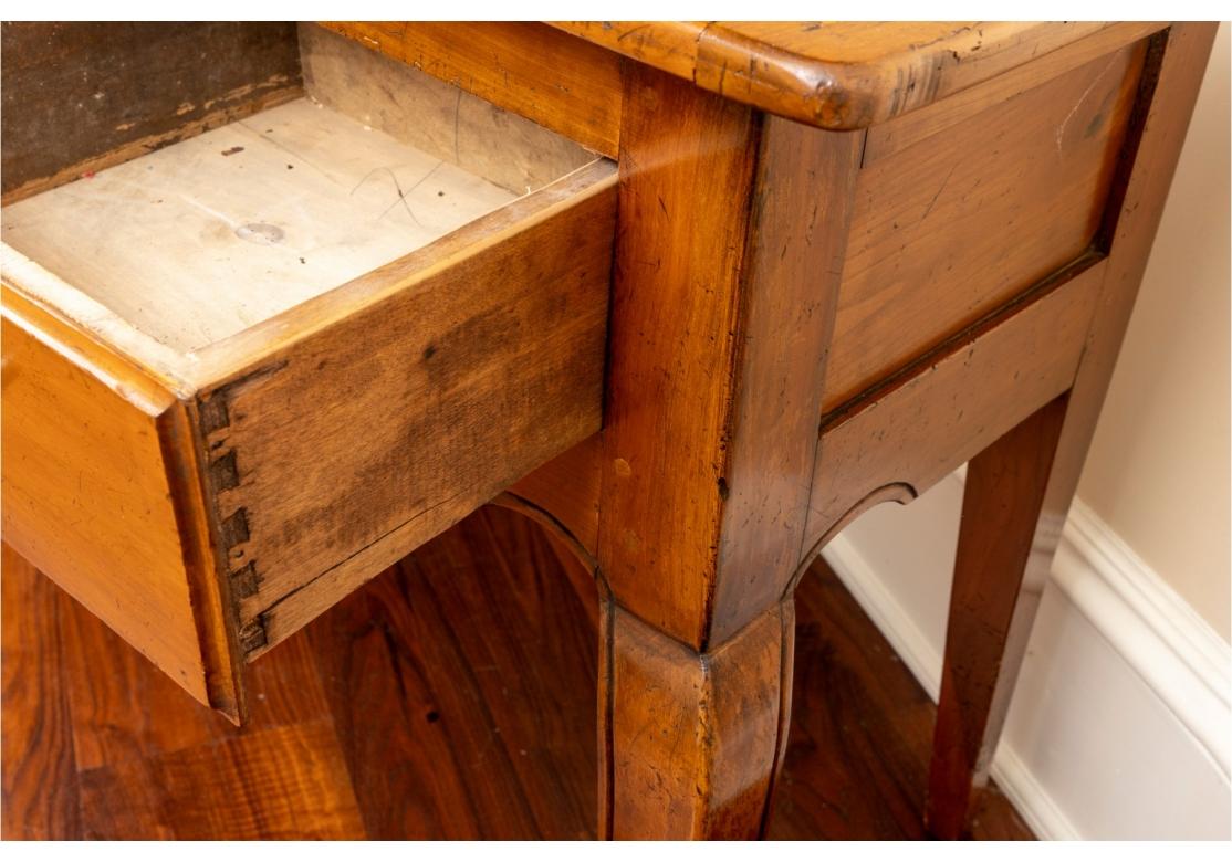 20ième siècle Table console de campagne française à trois tiroirs en vente