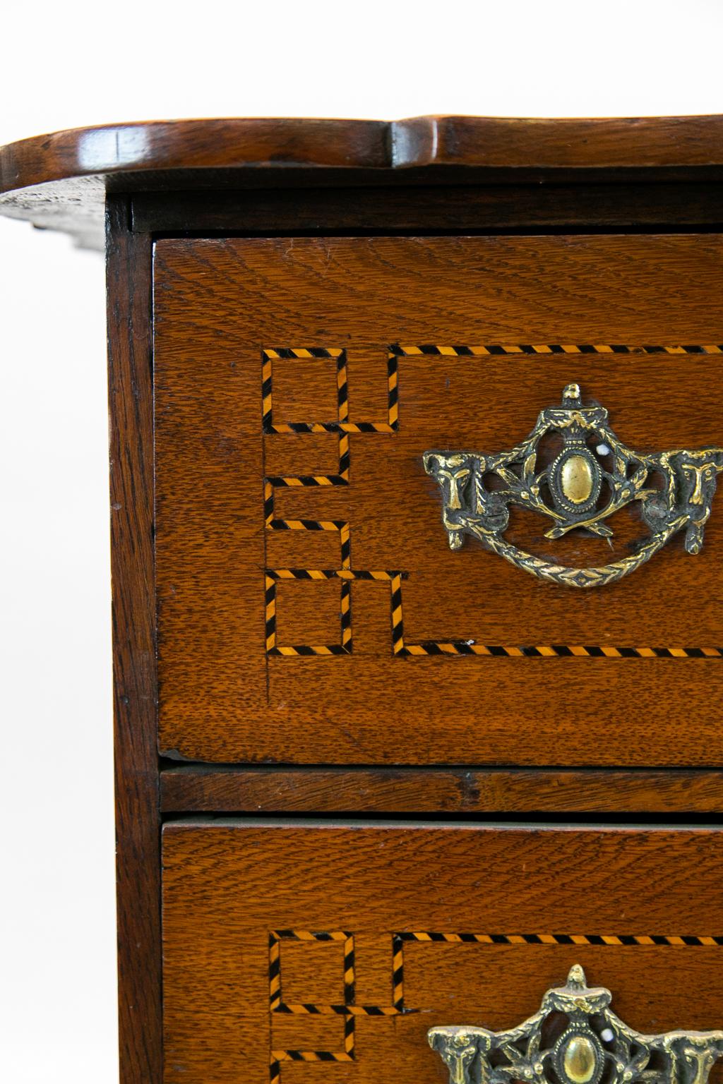 Milieu du XVIIIe siècle Coffre à trois tiroirs en chêne anglais incrusté en vente