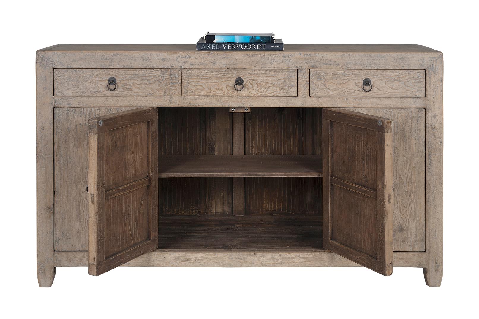 Issu de la collection Le Monde, ce serveur provient de sources mondiales et a été méticuleusement sélectionné pour sa rareté artisanale et sa forme architecturale. La collection comprend des buffets anciens de style provincial français, des