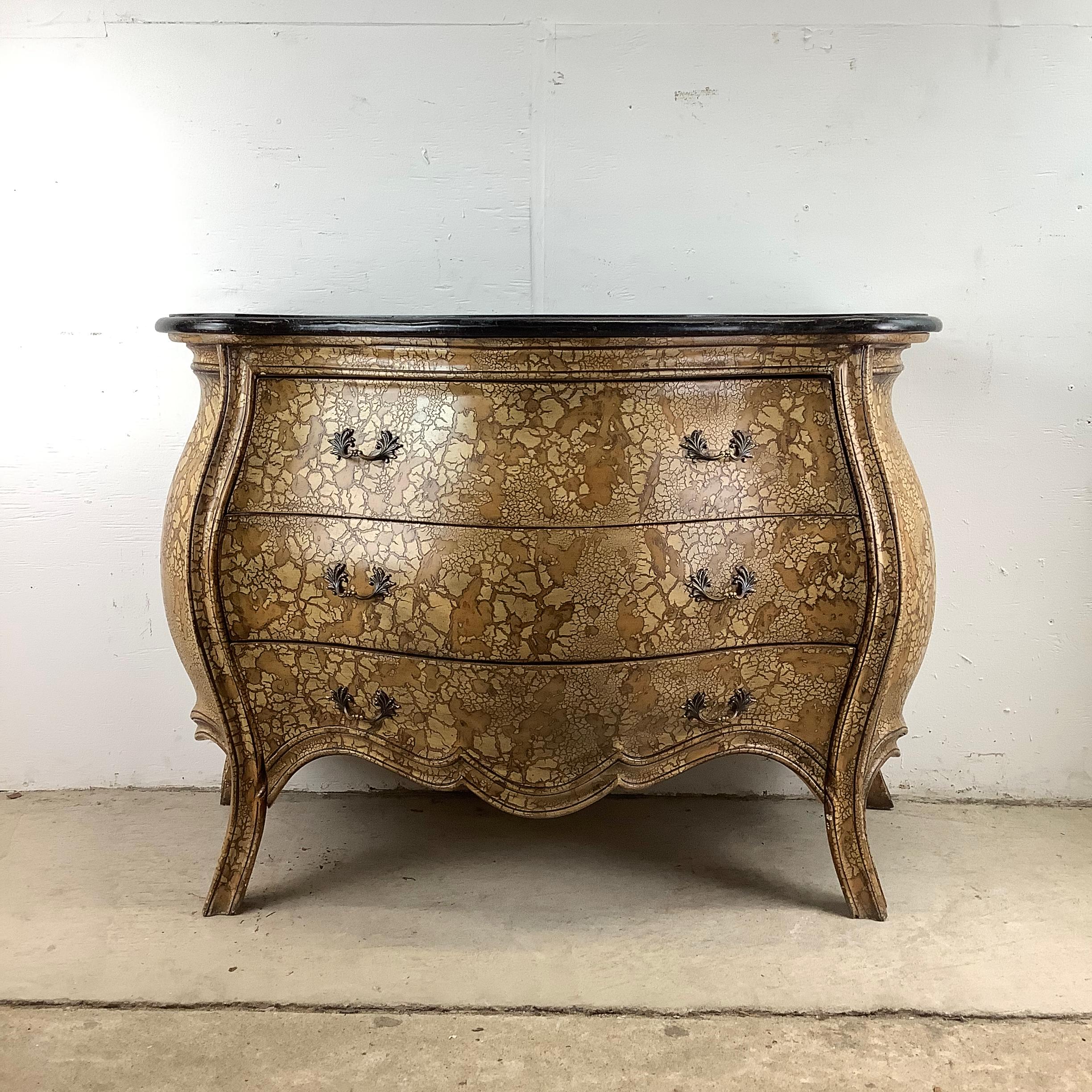 Questa moderna cassettiera Bombay a tre cassetti in stile Rococò con piano in marmo è un capolavoro di eleganza e maestria. Le sue curve aggraziate, i dettagli ornamentali e i materiali di lusso ne fanno un pezzo forte che trasuda raffinatezza. La