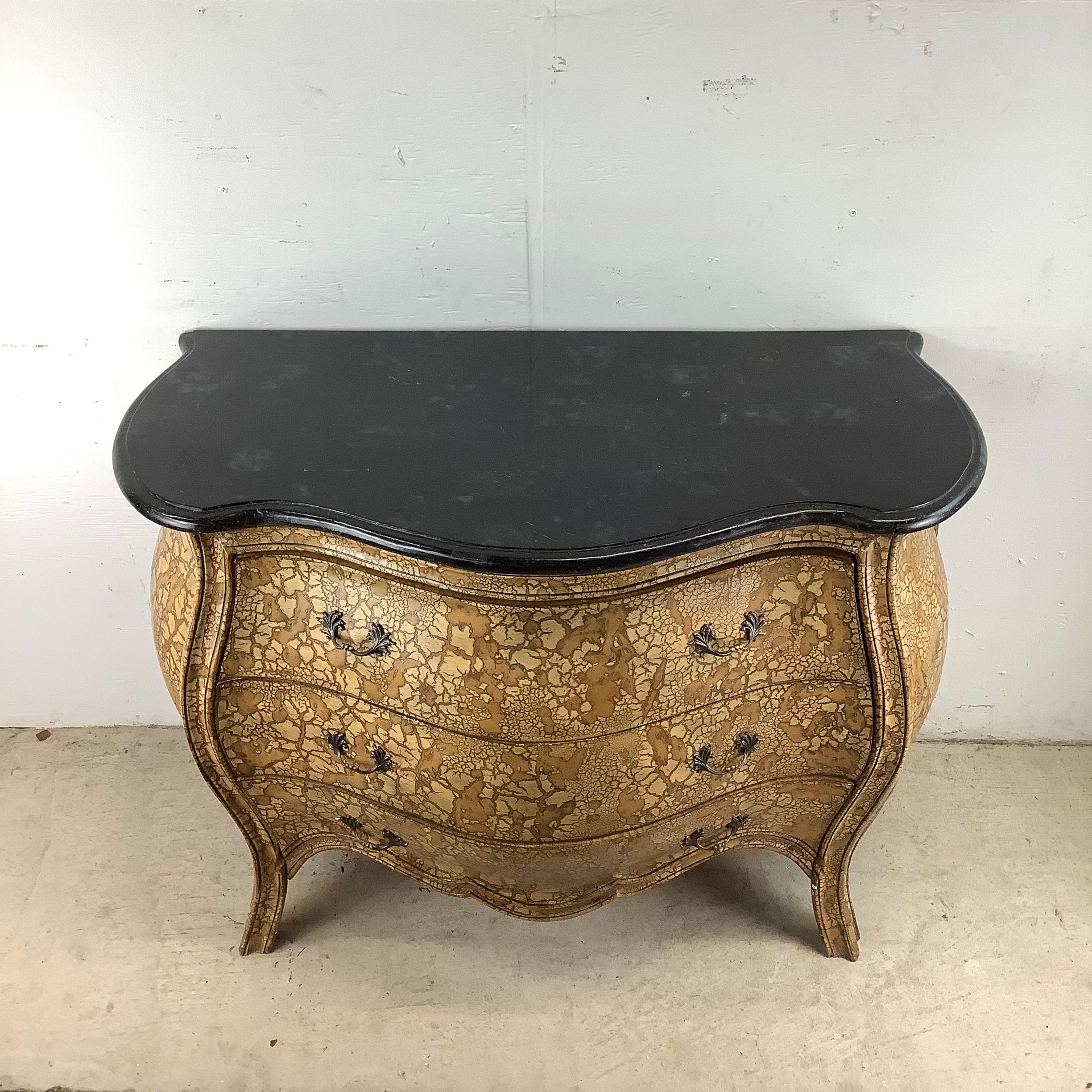 Filippino Cassettone moderno rococò Bombay a tre cassetti con piano in marmo in vendita