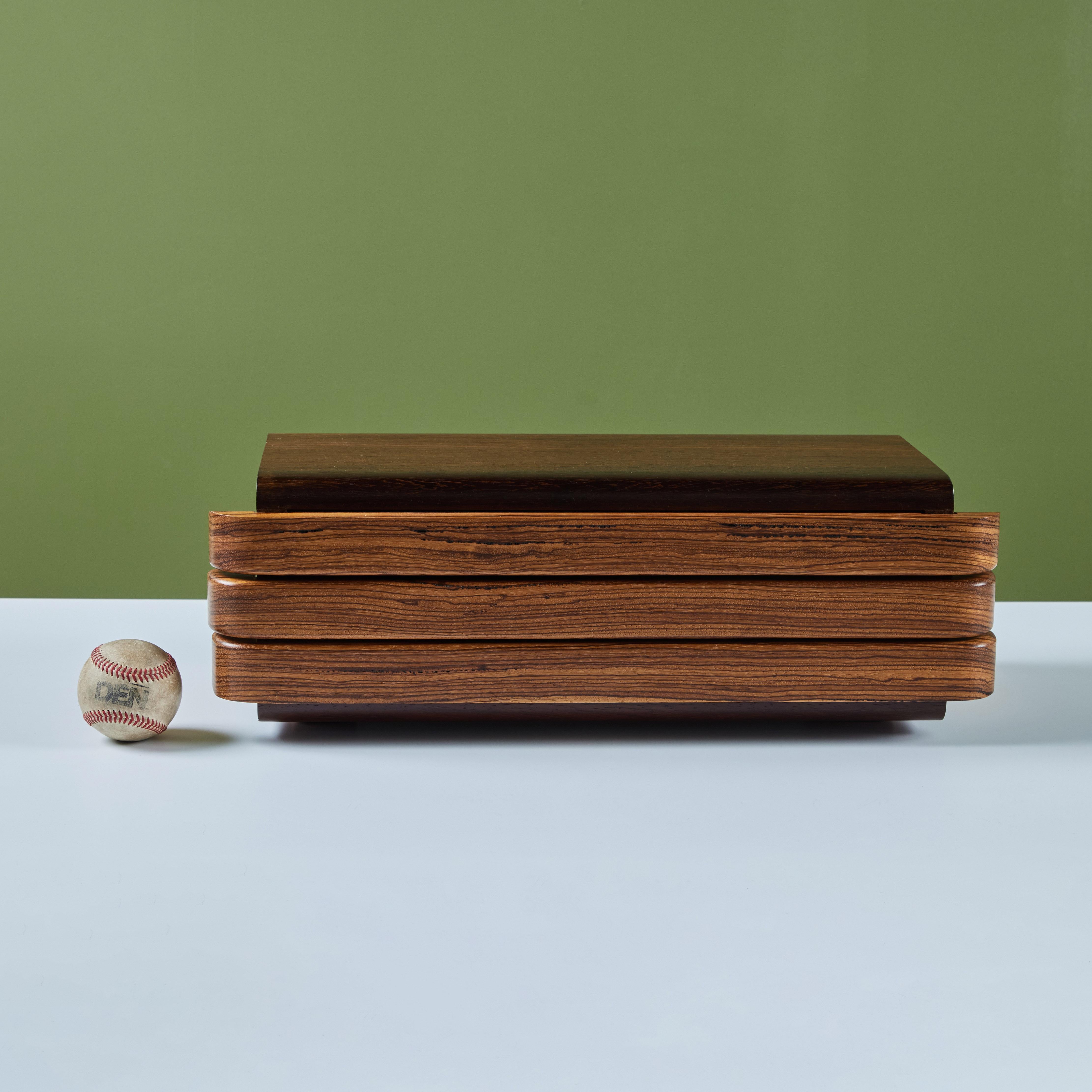Schmuckkästchen aus Rosenholz und Nussbaum mit drei Schubladen (Moderne der Mitte des Jahrhunderts) im Angebot
