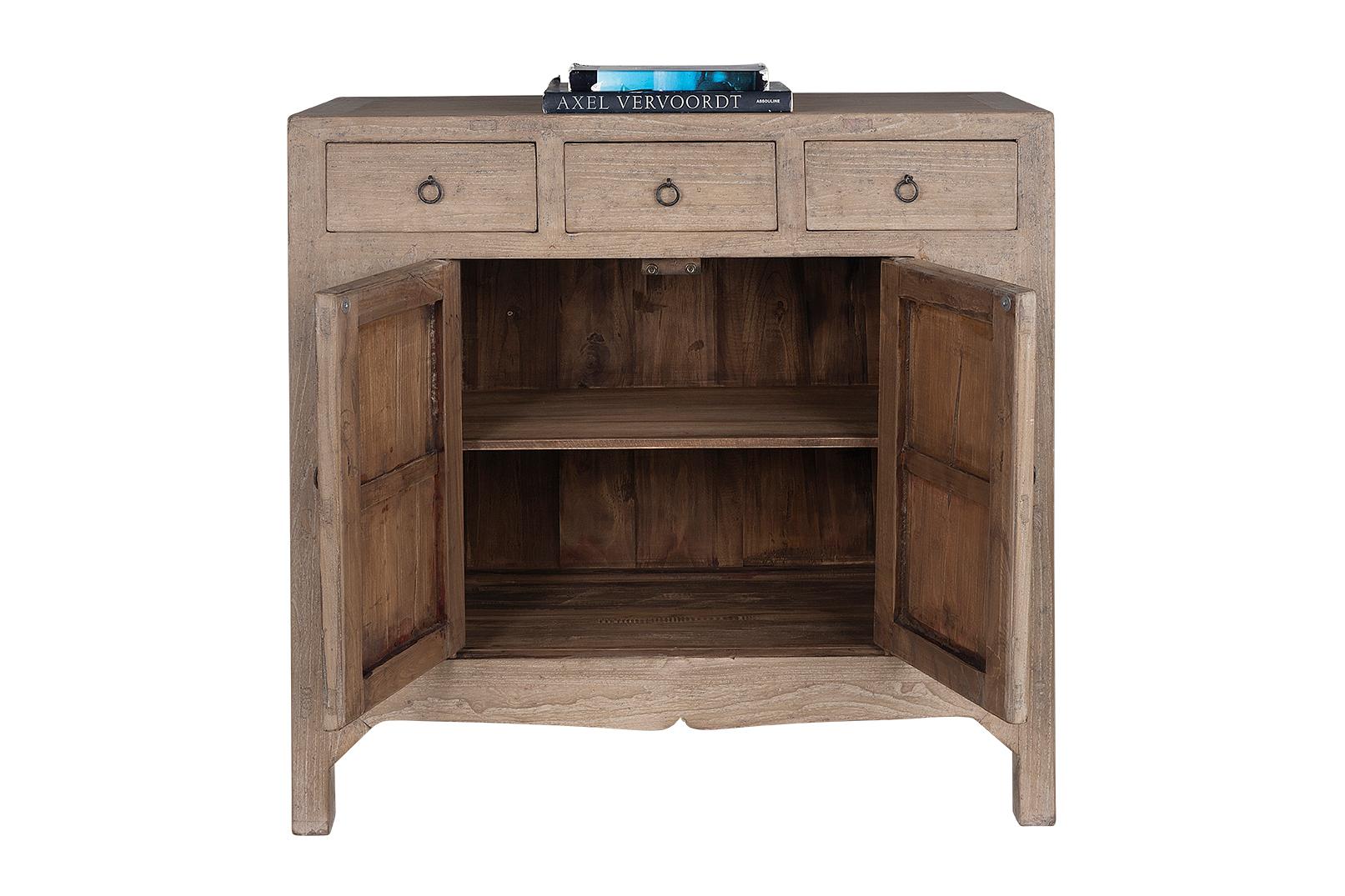 Dalla collezione Le Monde, questa [consolle / console multimediale / credenza / cassettiera / libreria / étagère] proviene da tutto il mondo ed è curata meticolosamente per la sua rara abilità artigianale e la sua forma architettonica. La collezione