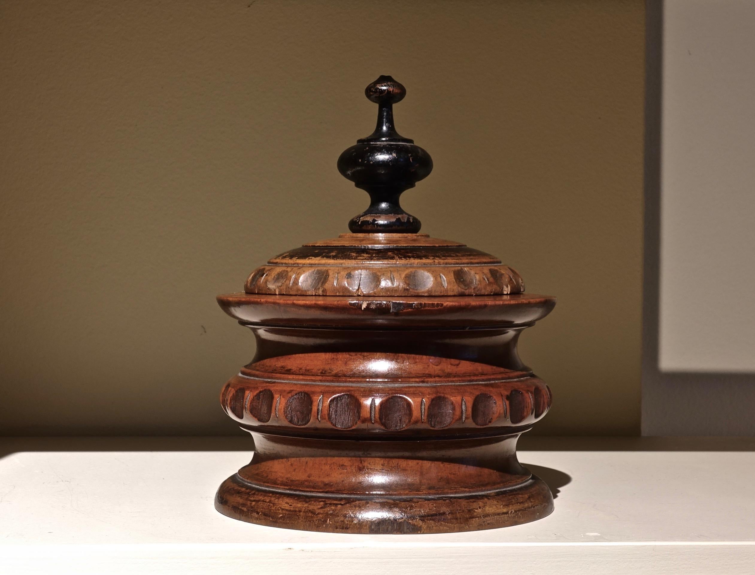 Collection of five Dutch Tobacco Jar
Netherlands, 19th century
Fruit wood, Boxwood, Mahogany and Walnut
Between 19 x 12,5 and 22 x 16,5 cm

A collection of five fine Georgian Dutch Tobacco Jar. Made from Fruit wood, Boxwood, Mahogany and Walnut,