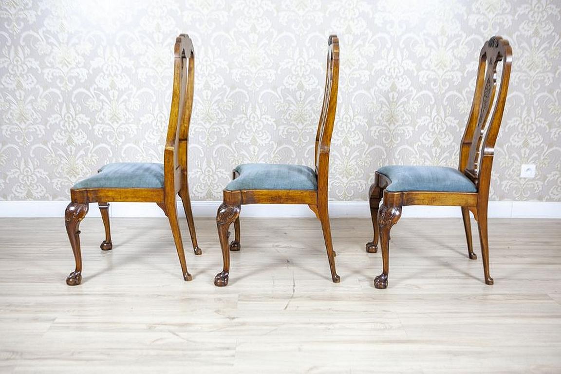 Three Early-20th Century English Walnut Chairs in the Chippendale Type

We present you three English chairs from the early 20th century, whose shape resembles that of Chippendale furniture. The chairs are placed on bent legs with ball-and-claw feet,