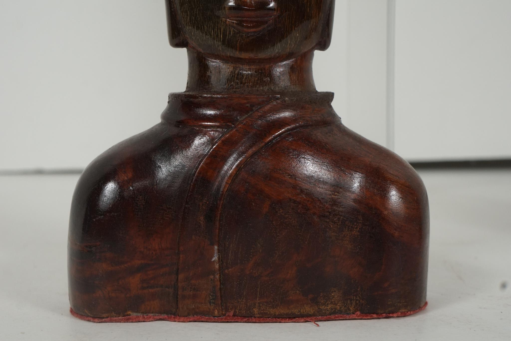 Tre sculture in corno rosso di Buddha e Bodhisattva dei primi del Novecento in vendita 4