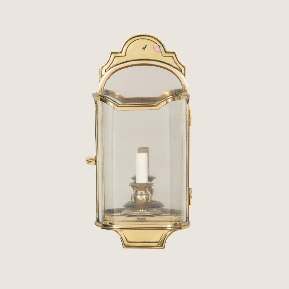 Three Early Georgian Style Brass Wall Lanterns with Convex Glass Fronts In Good Condition For Sale In London, GB