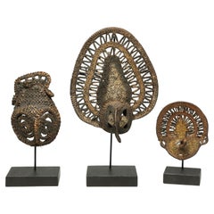 Tres máscaras miniatura tempranas de ñame tejido Sepik de Papúa Nueva Guinea sobre bases personalizadas