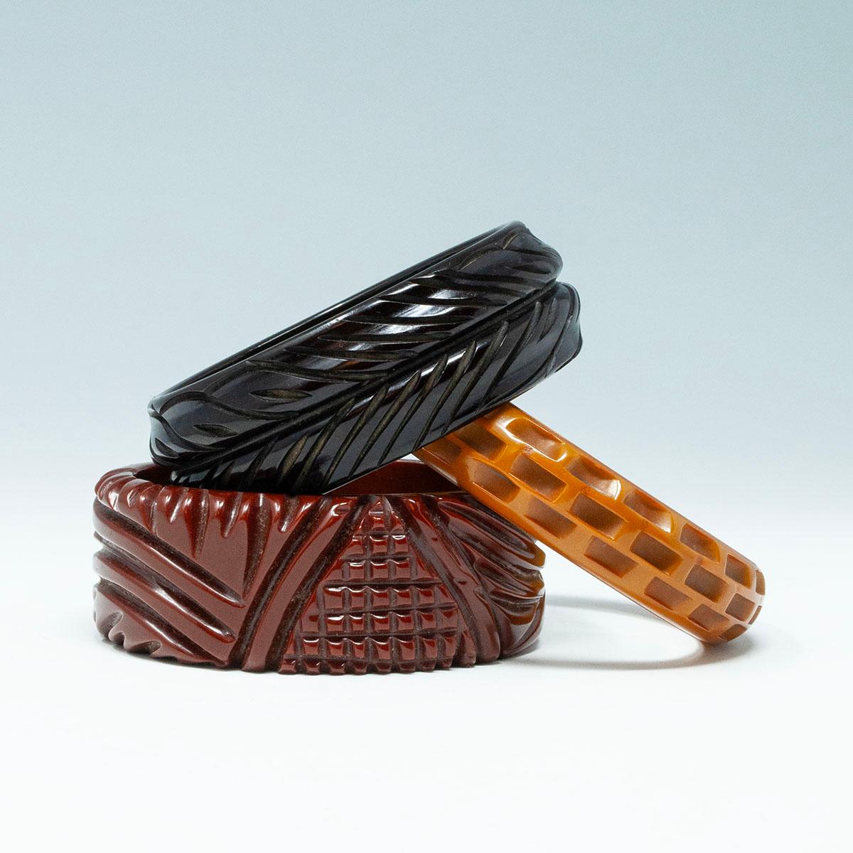 Tres pulseras de baquelita de principios a mediados del siglo XX

Tres fabulosos brazaletes de baquelita en perfectos colores otoñales.
Regaliz de 2,5 cm (1 pulgada) de ancho
Caramelo de mantequilla 1,7 cm (5/8 pulgada)  amplia
Chocolate 1-1/8 