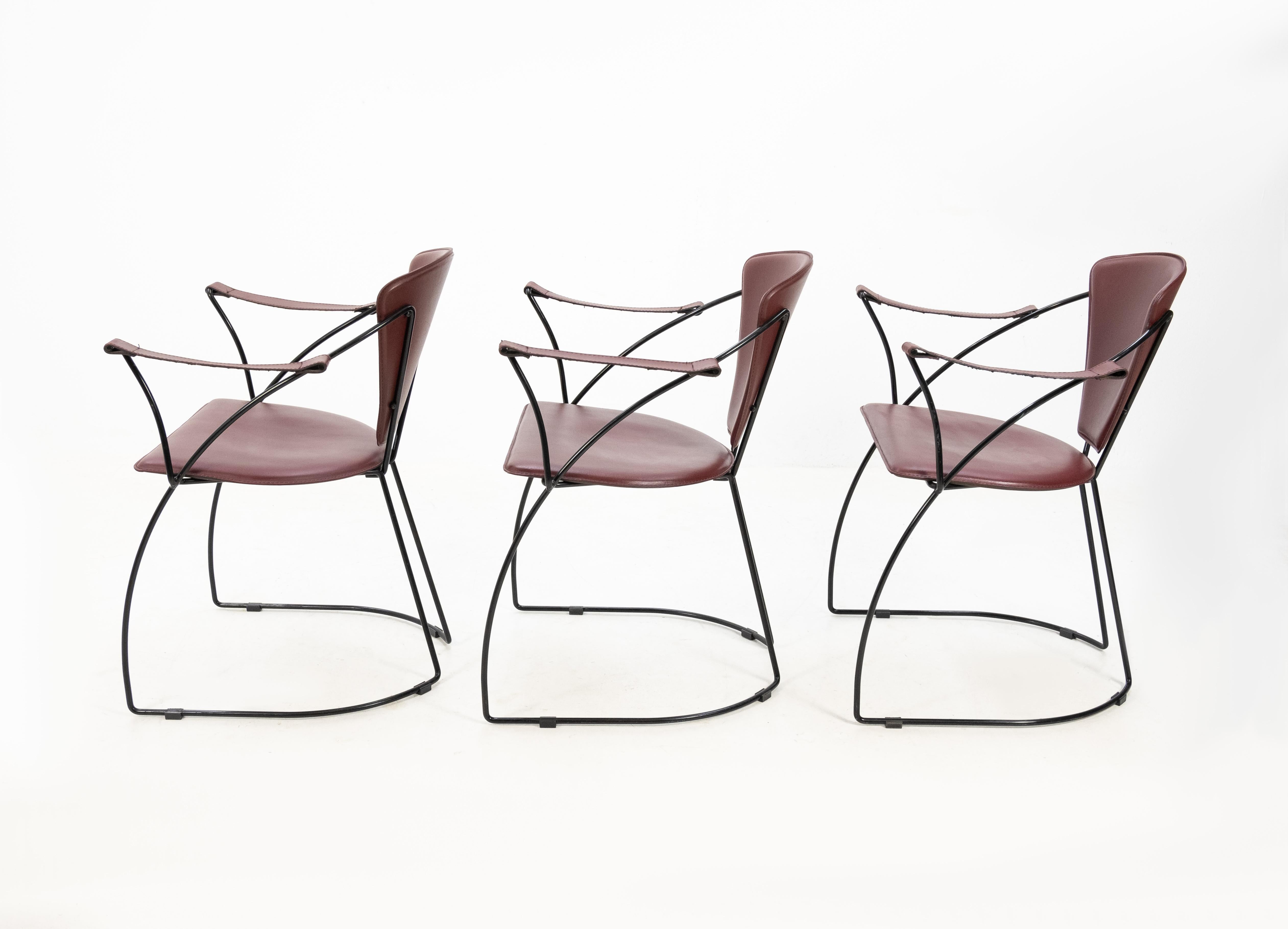 Trois chaises de rédacteur Arrben Italy design des années 1970:: structure entièrement en acier chromé:: revêtement en cuir épais de couleur rouge foncé:: en bon état. Très beau design 


 