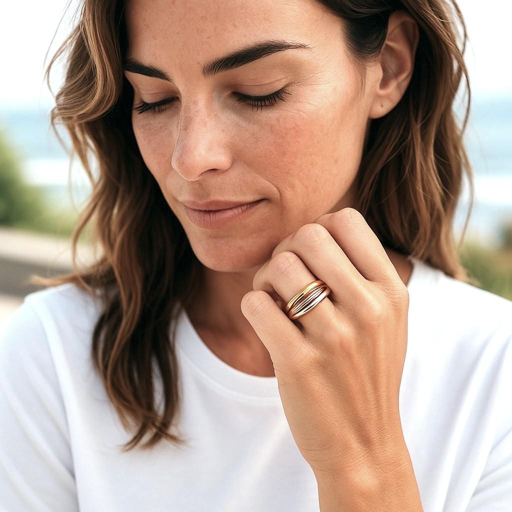 Tres Dieciocho Quilates Amarillo Blanco Rosa Comfort Fit Anillo Rodante Tamaño 6 en Nuevo estado para la venta en New York, NY