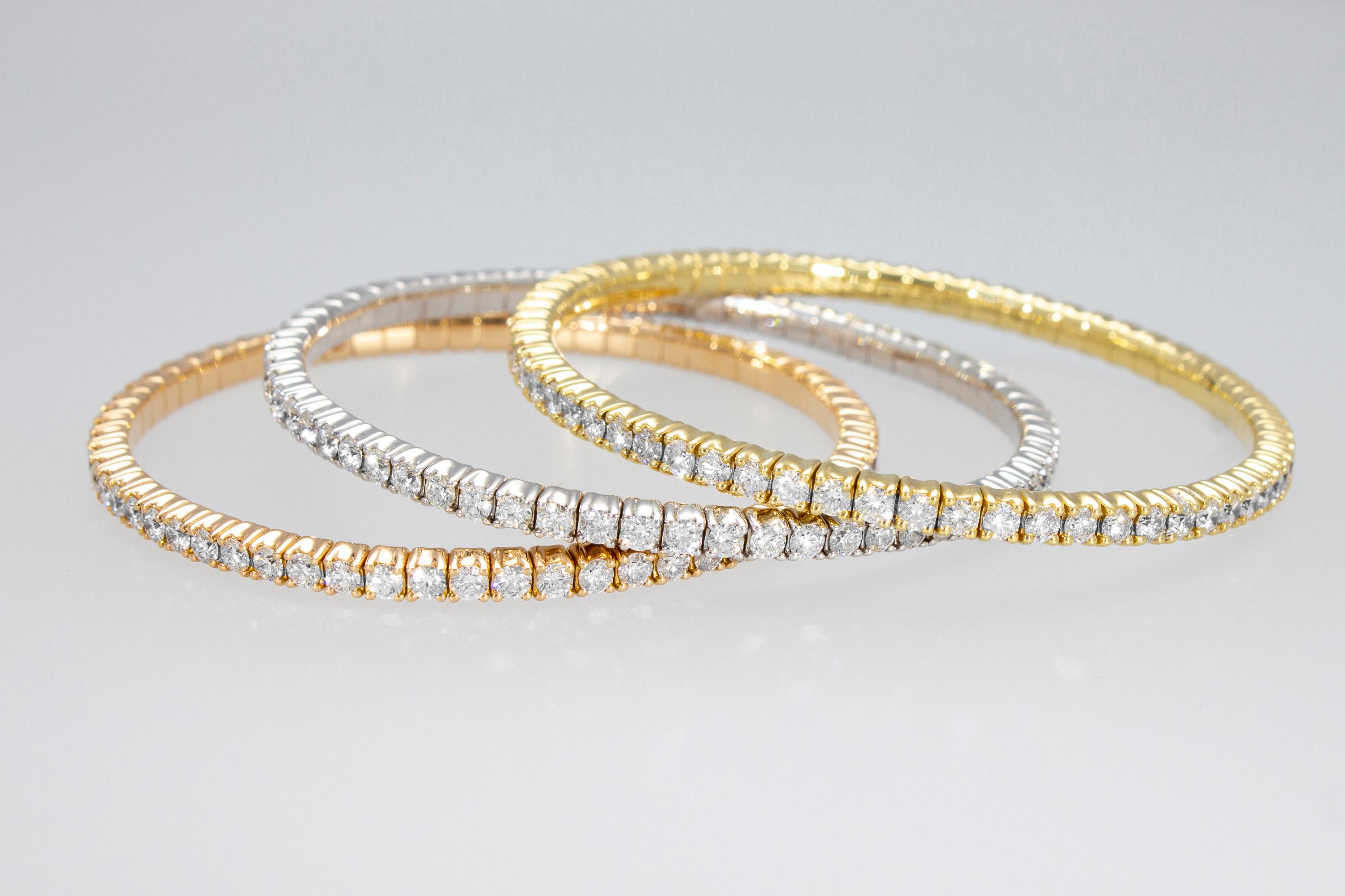 Trois bracelets de tennis élastiques, 12,51 carats de diamants, tricolores 18 carats Fabriquée en Italie en vente 6