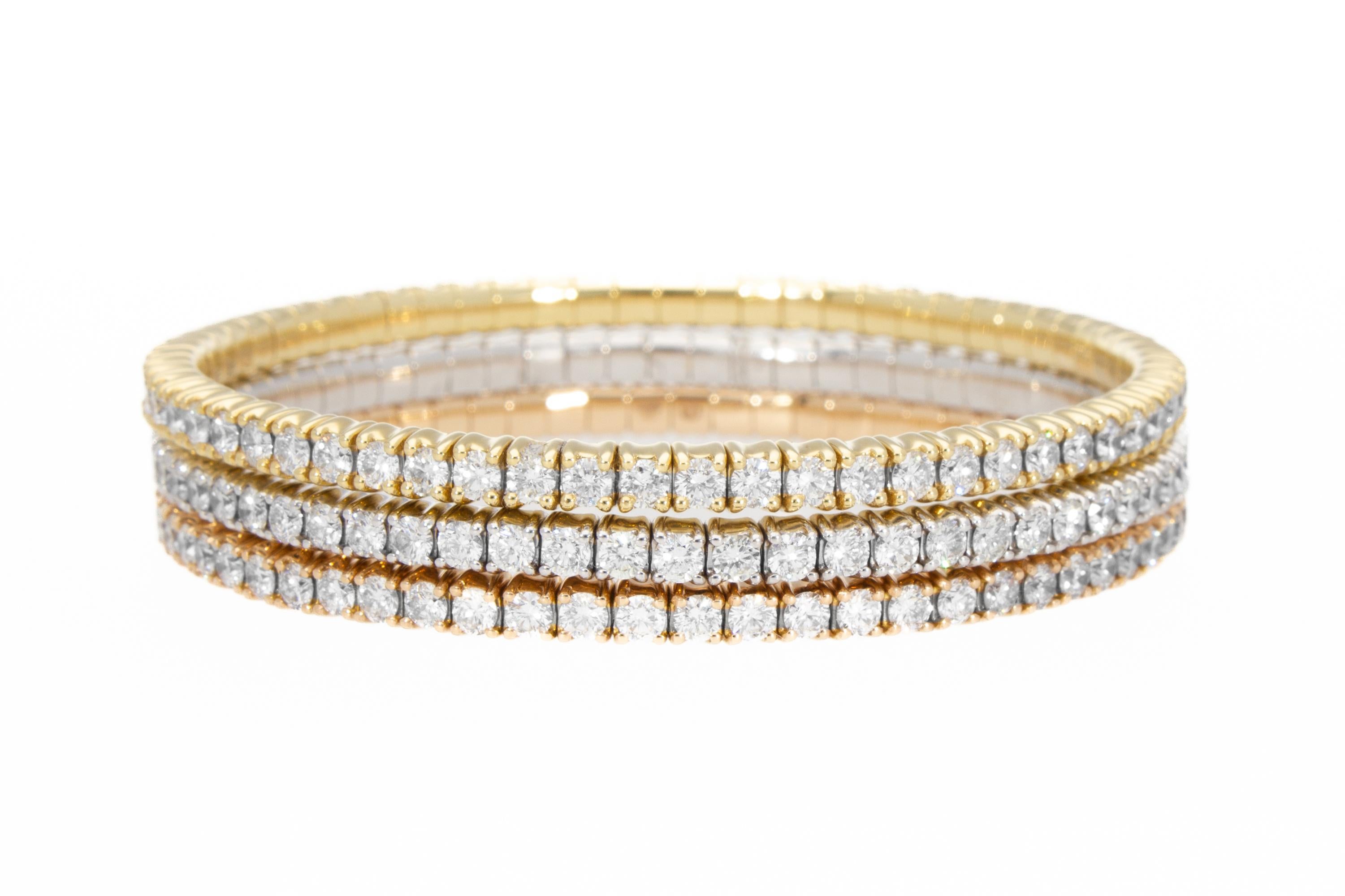 Trois bracelets de tennis élastiques, 12,51 carats de diamants, tricolores 18 carats Fabriquée en Italie en vente