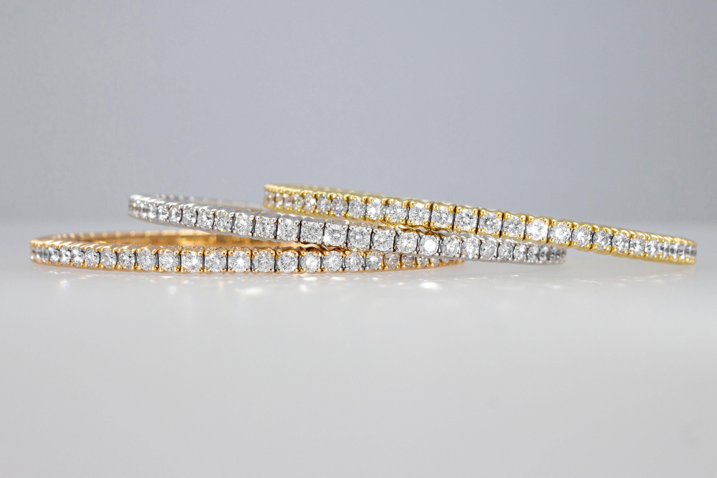Trois bracelets de tennis élastiques, 12,51 carats de diamants, tricolores 18 carats Fabriquée en Italie en vente 9