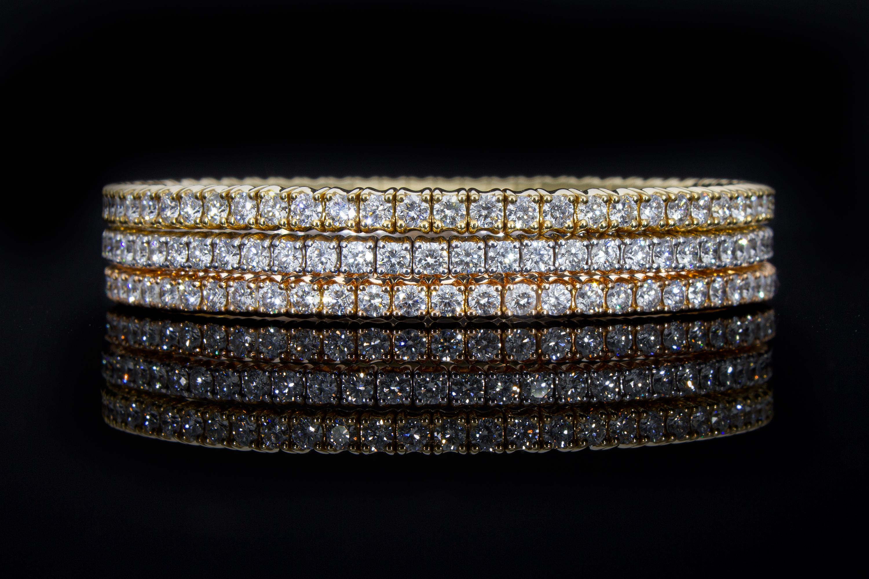 Trois bracelets de tennis élastiques, 12,51 carats de diamants, tricolores 18 carats Fabriquée en Italie en vente 10