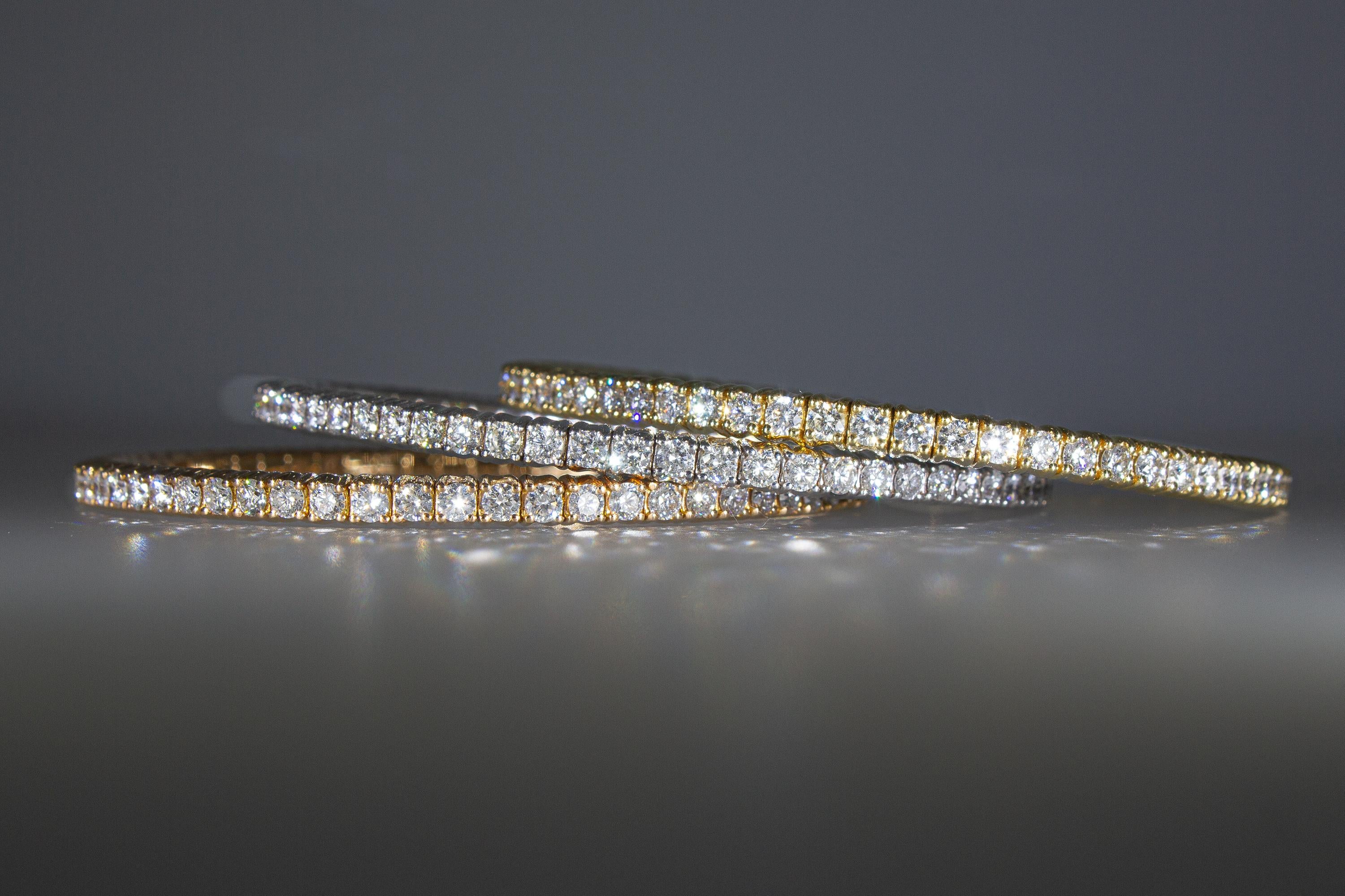 Trois bracelets de tennis élastiques, 12,51 carats de diamants, tricolores 18 carats Fabriquée en Italie en vente 1