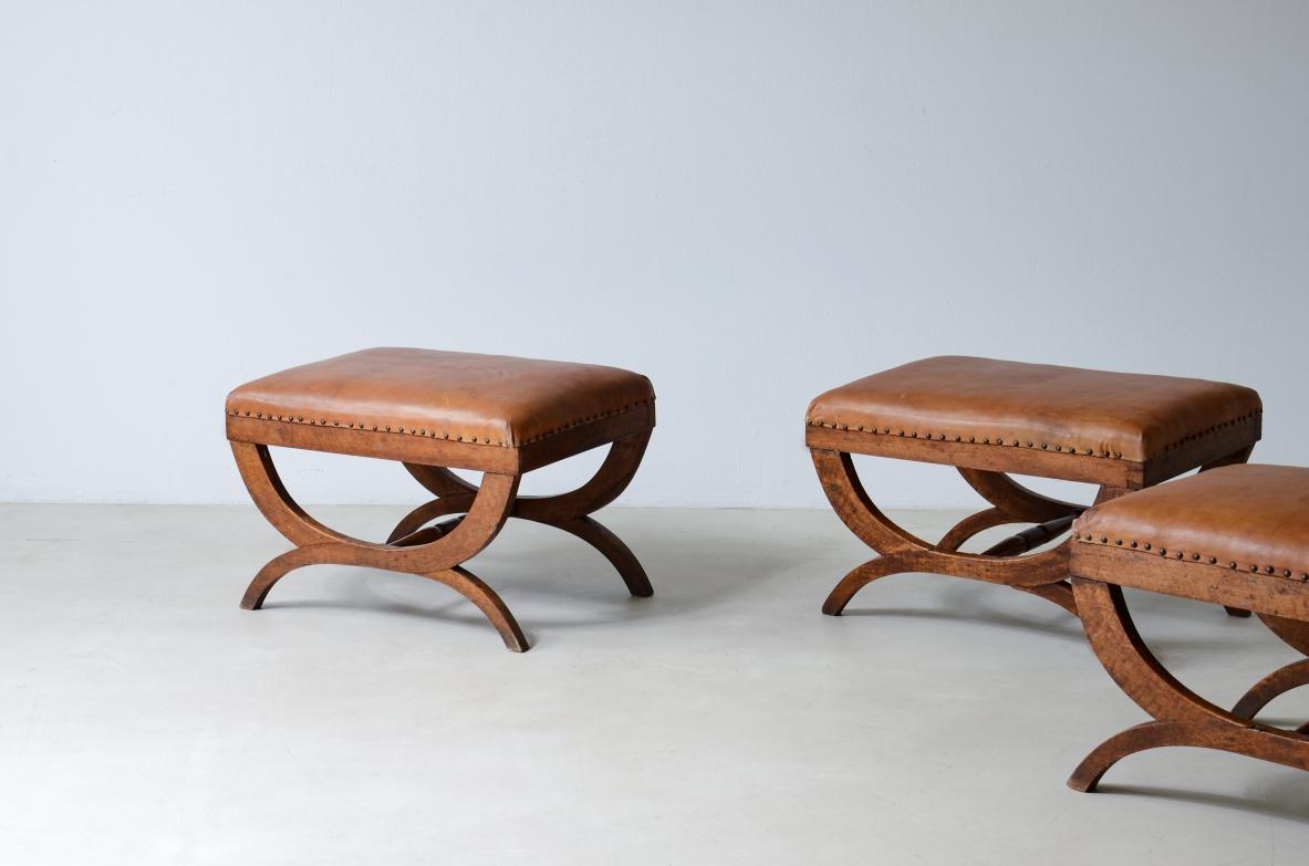 Trois élégants sièges en bois avec assise en cuir paddé.

Fabrication italienne 1930-1940ca